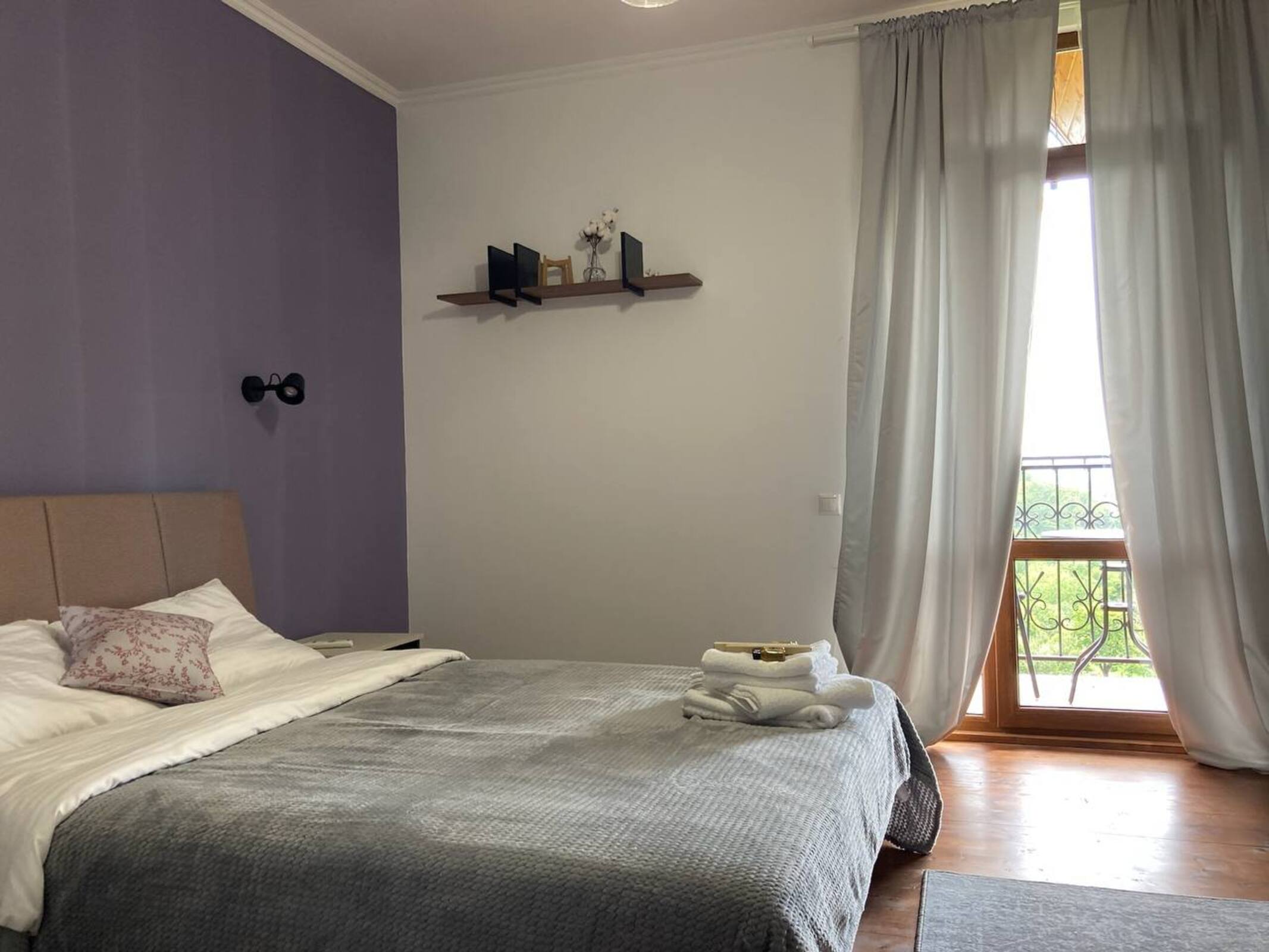 Стандарт с двуспальной кроватью и диваном