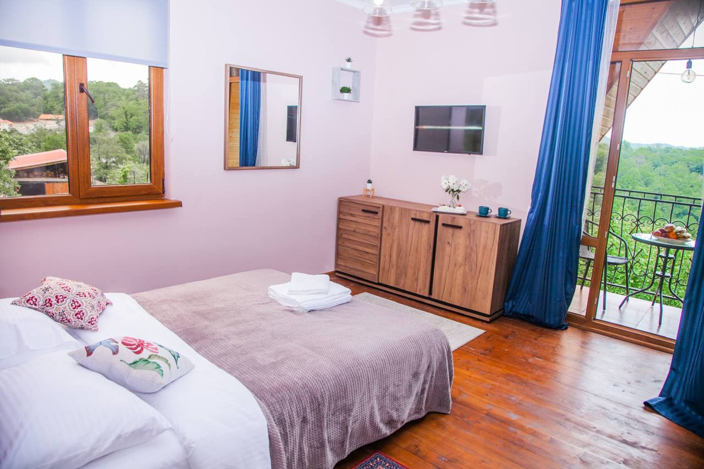 Стандарт с двуспальной кроватью и диваном