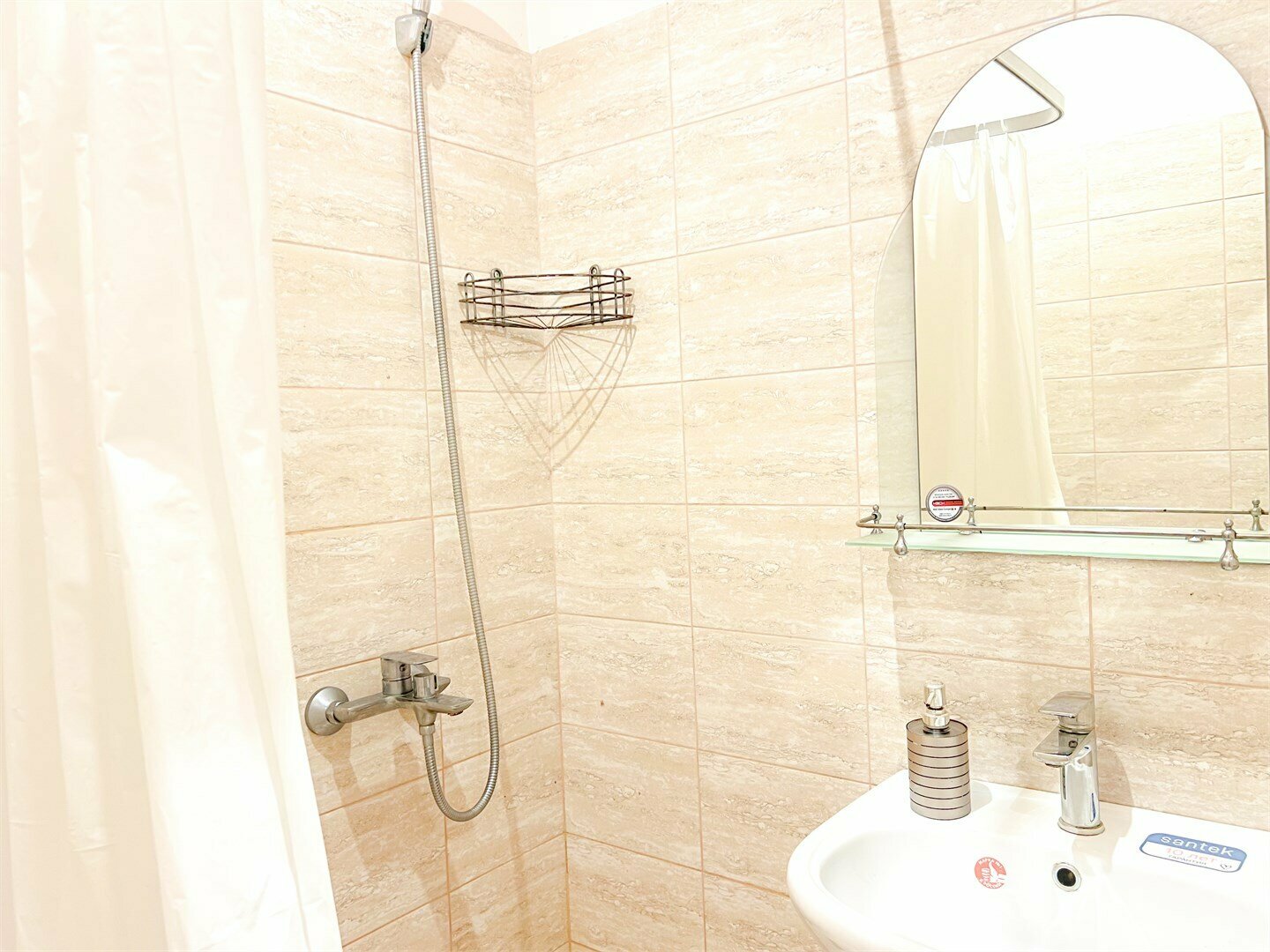 ЭКОНОМ G1 - двухместная комната с 2 отдельными кроватями. Собственная ванная комната