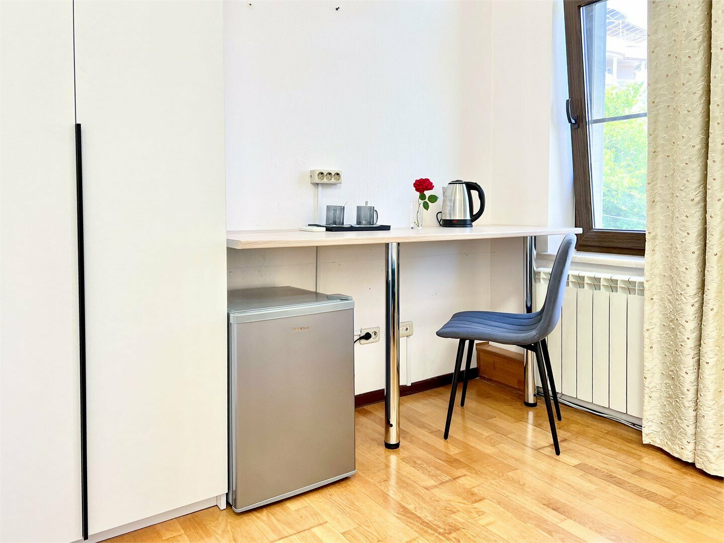 205 - трехместный номер с 1 двуспальной кроватью и 1 односпальной кроватью. Собственная ванная комната