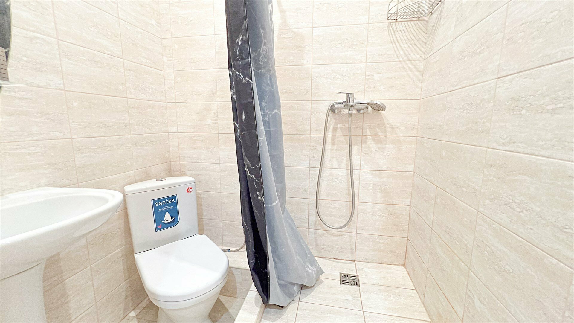 СТАНДАРТ G2 - трехместный номер с 1 двуспальной кроватью и 1 односпальной кроватью. Собственная ванная комната