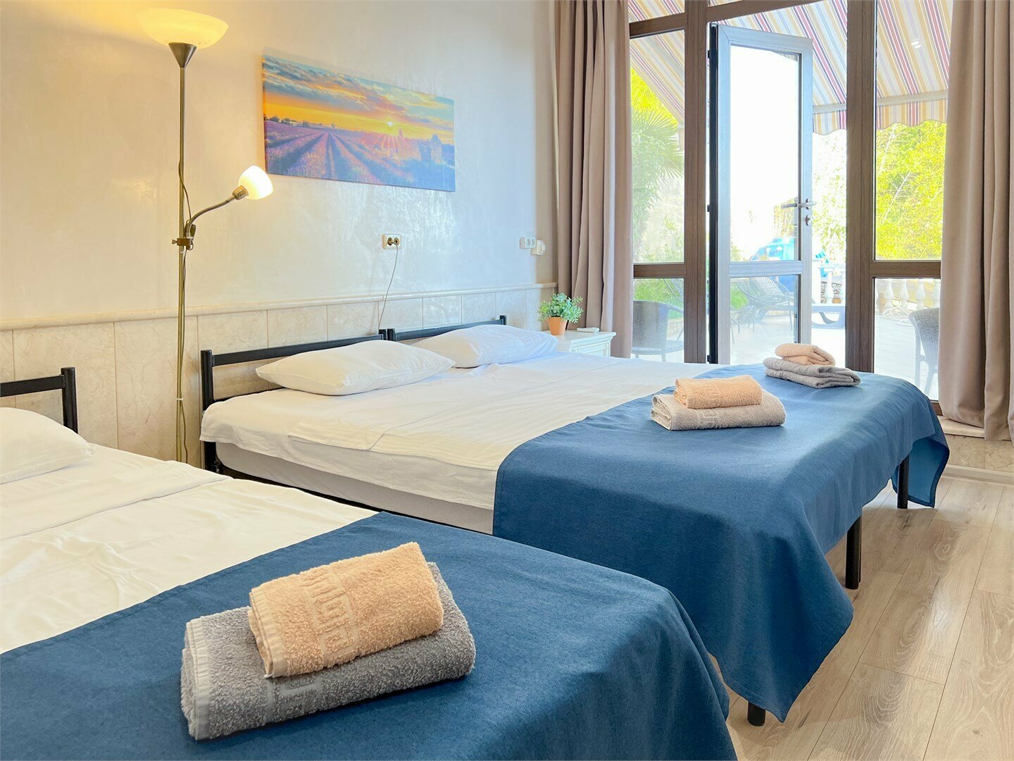 СТАНДАРТ G2 - трехместный номер с 1 двуспальной кроватью и 1 односпальной кроватью. Собственная ванная комната