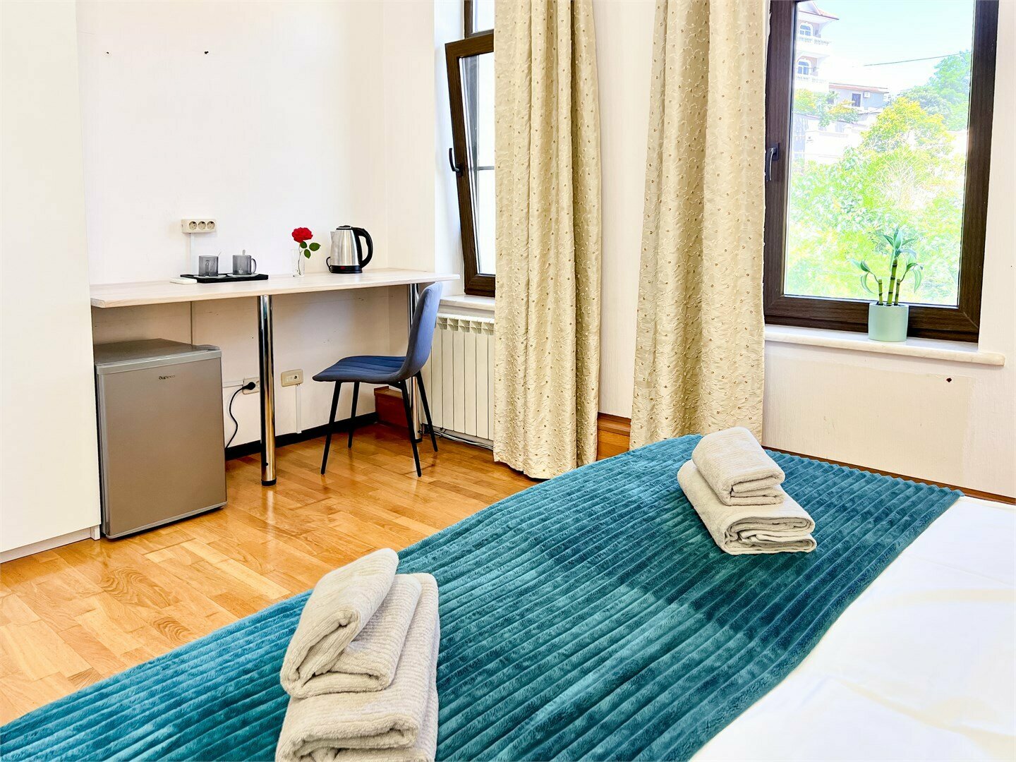 205 - трехместный номер с 1 двуспальной кроватью и 1 односпальной кроватью. Собственная ванная комната