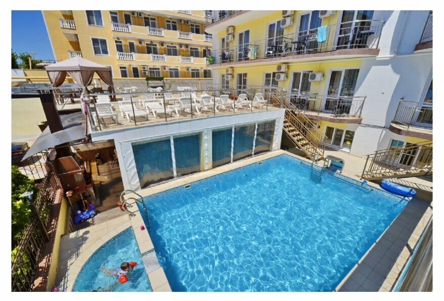 Трехместный номер с балконом