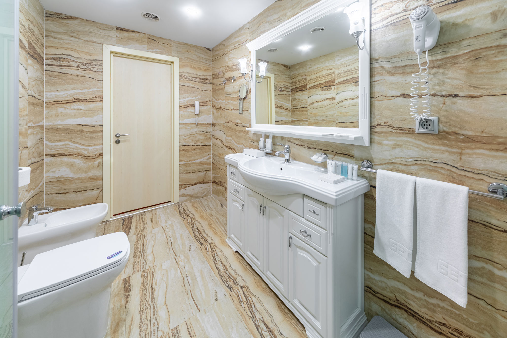 Джуниор Сюит