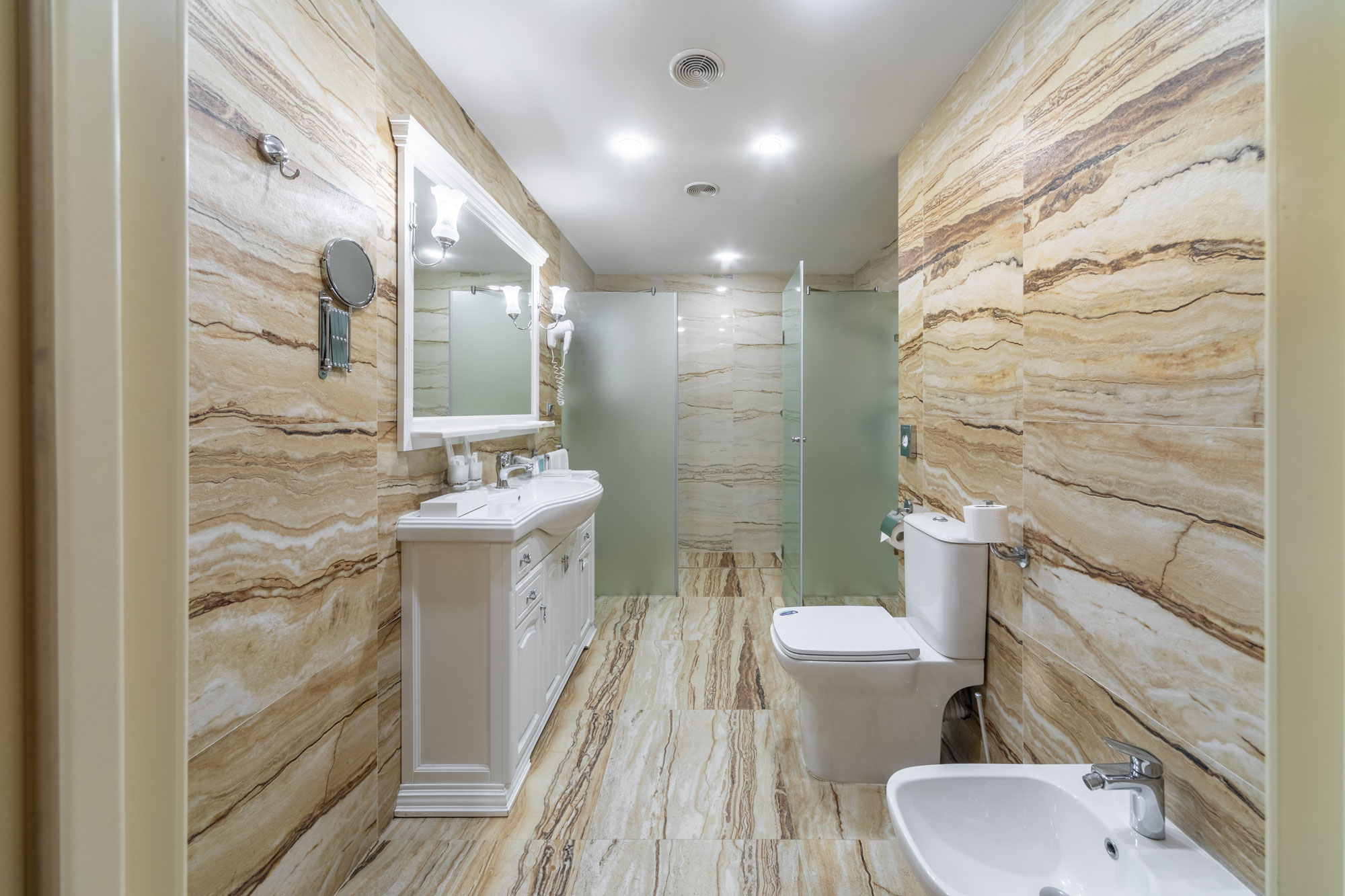 Джуниор Сюит