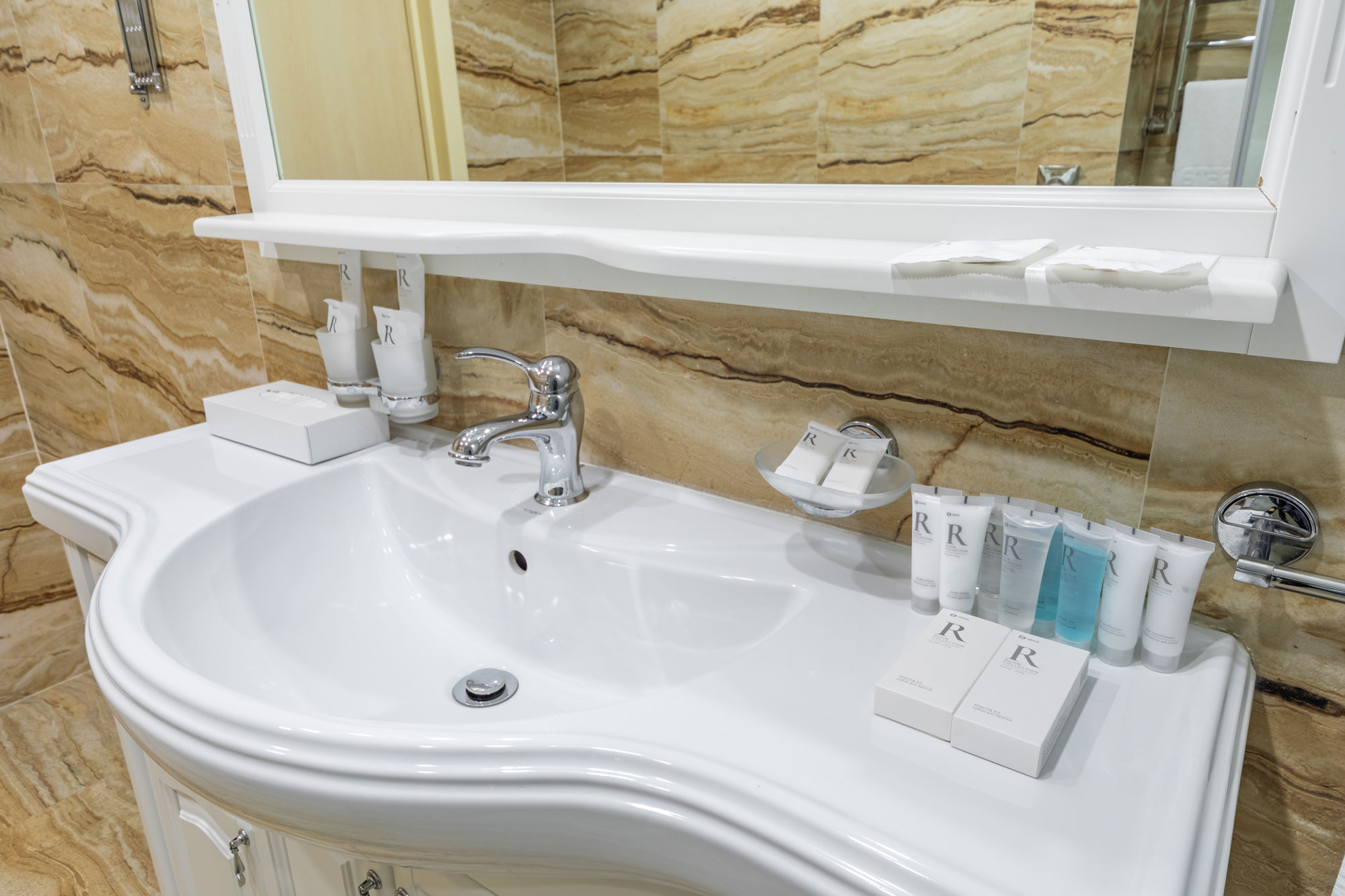 Джуниор Сюит