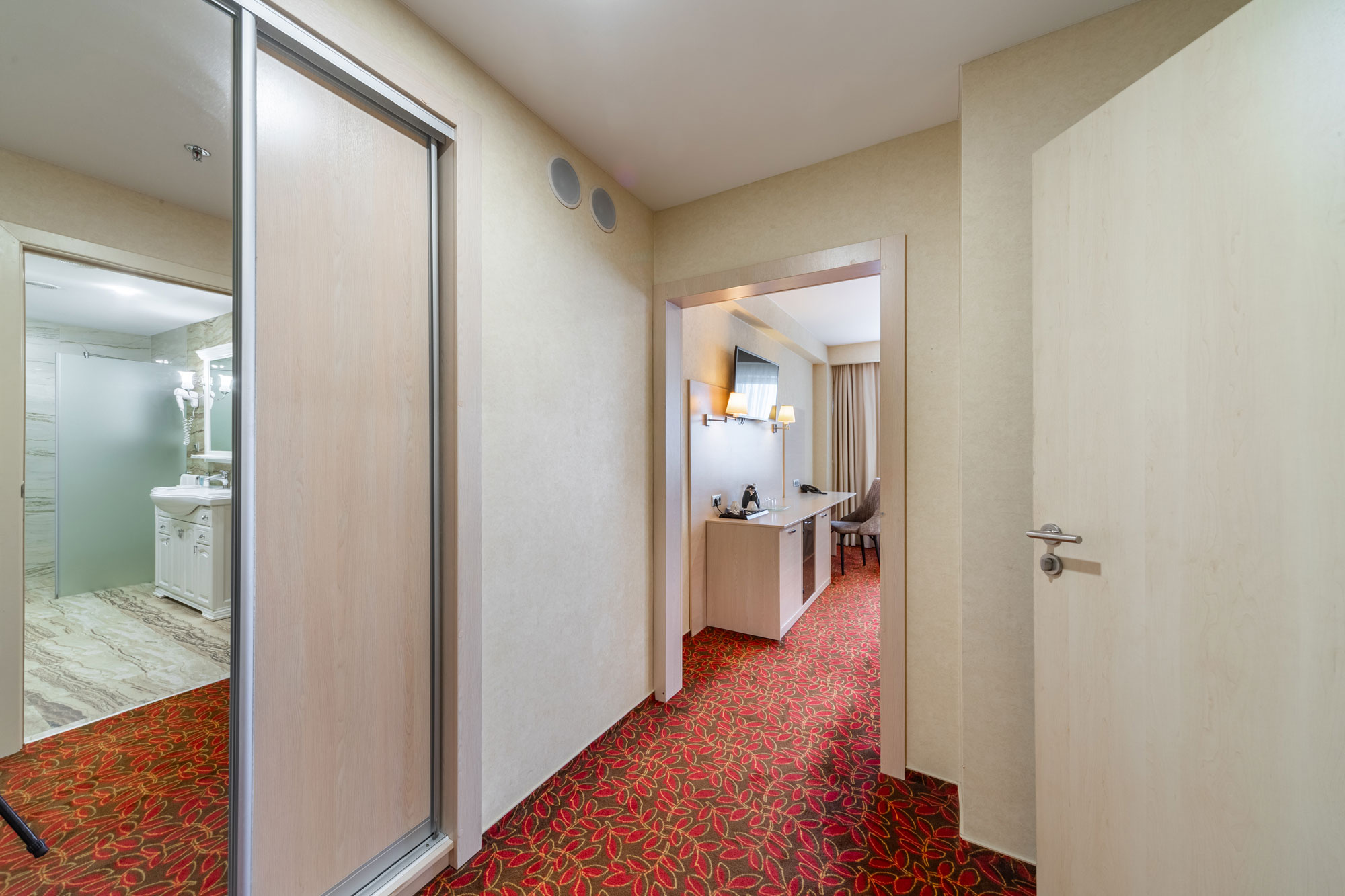 Джуниор Сюит