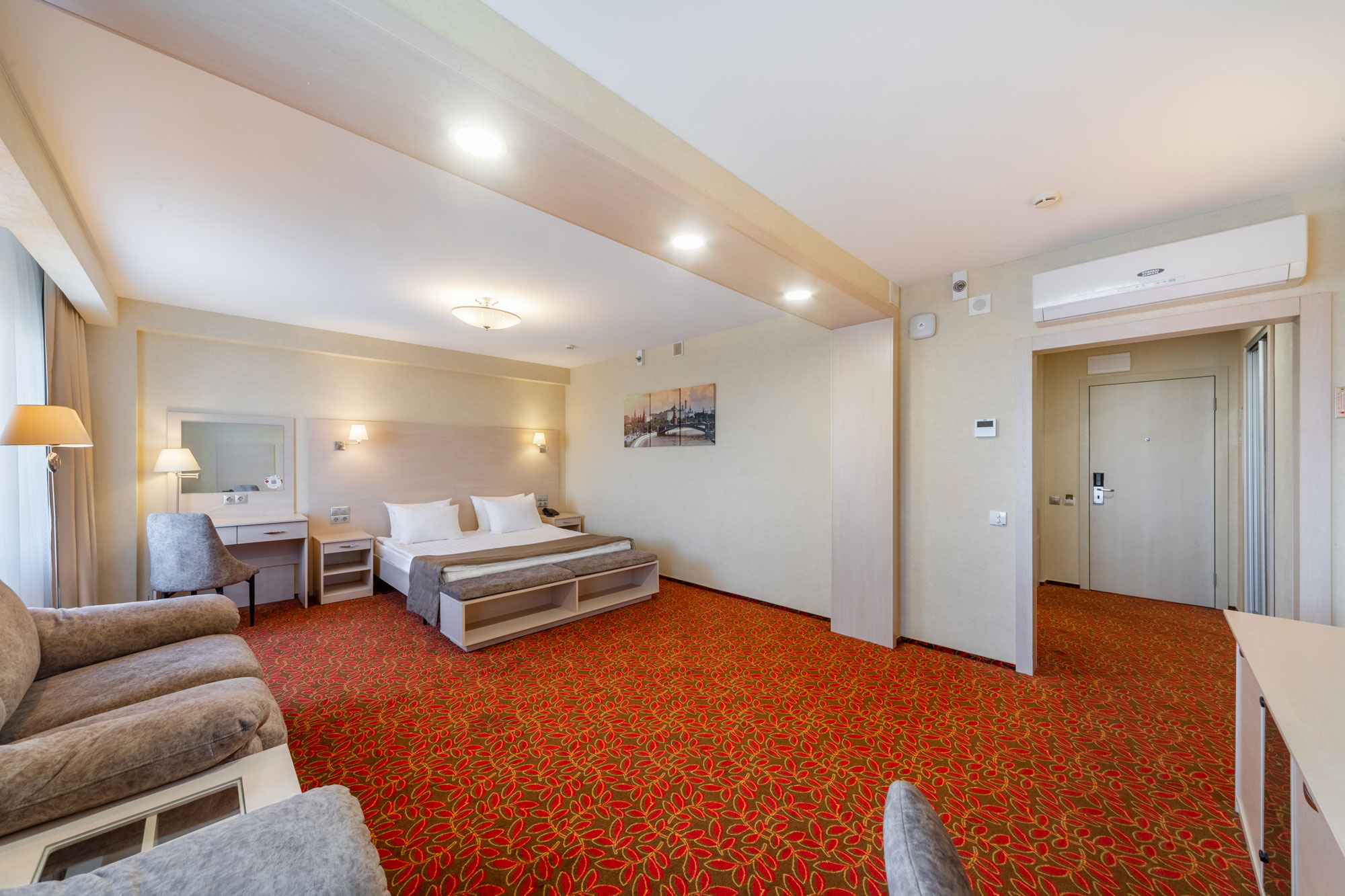 Джуниор Сюит