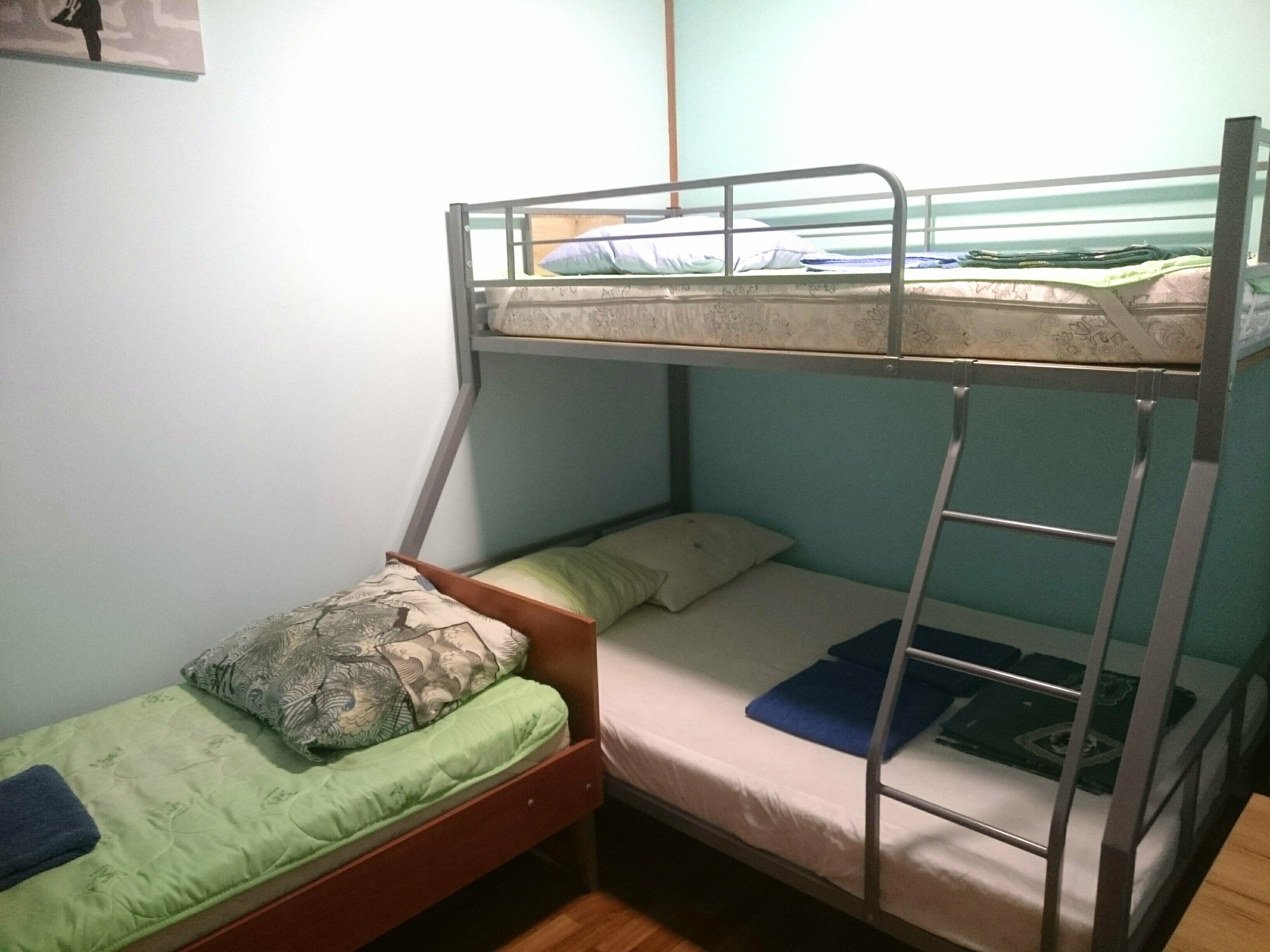 Четырехместный номер эконом-класса с общей ванной комнатой