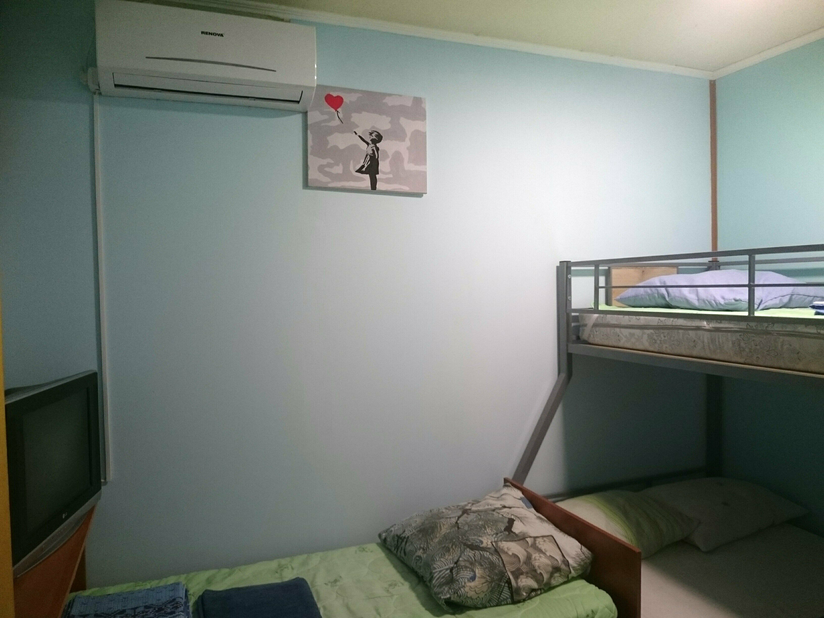 Четырехместный номер эконом-класса с общей ванной комнатой