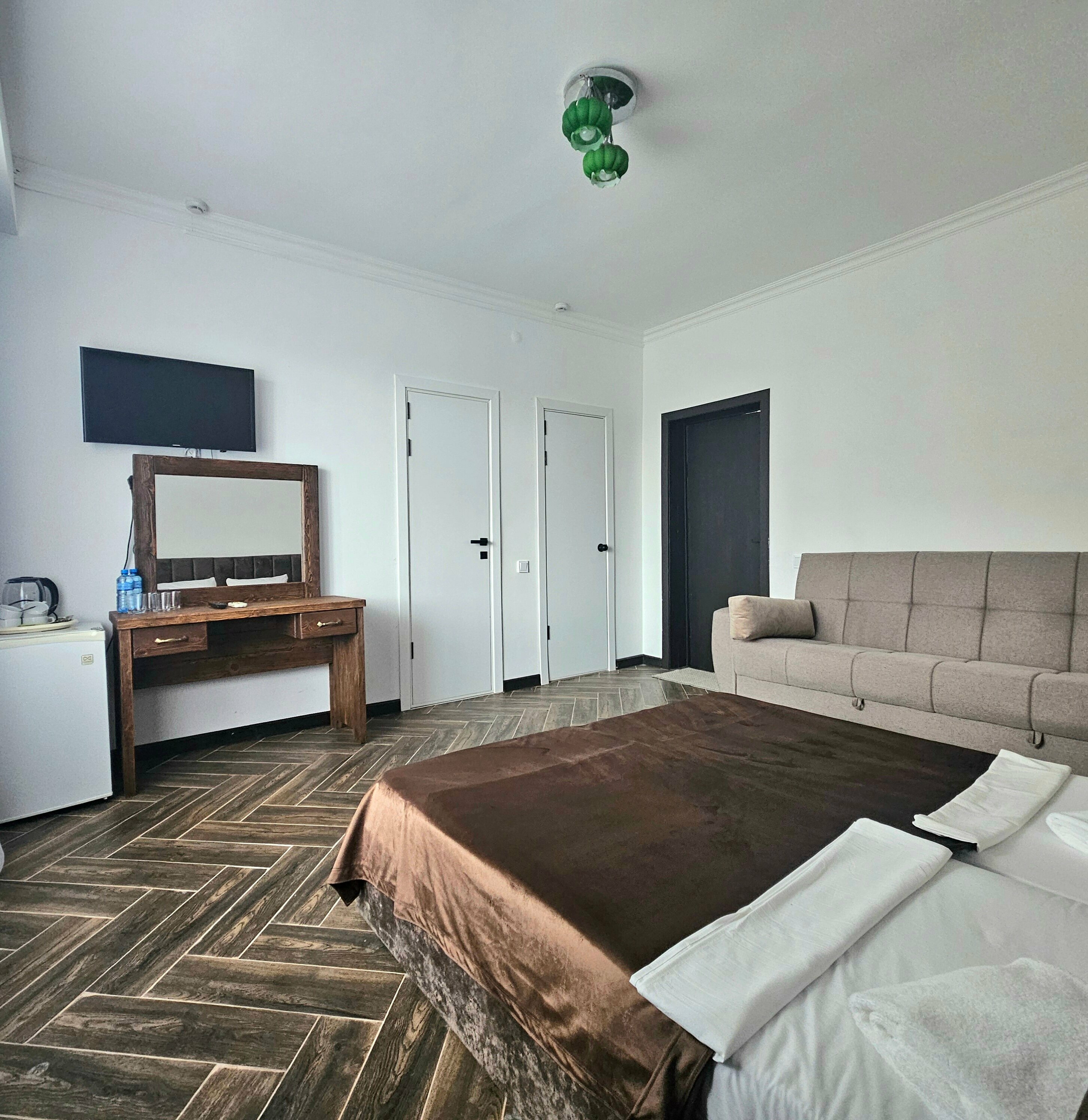 Улучшенный двухместный номер с диваном и балконом с видом на бассейн