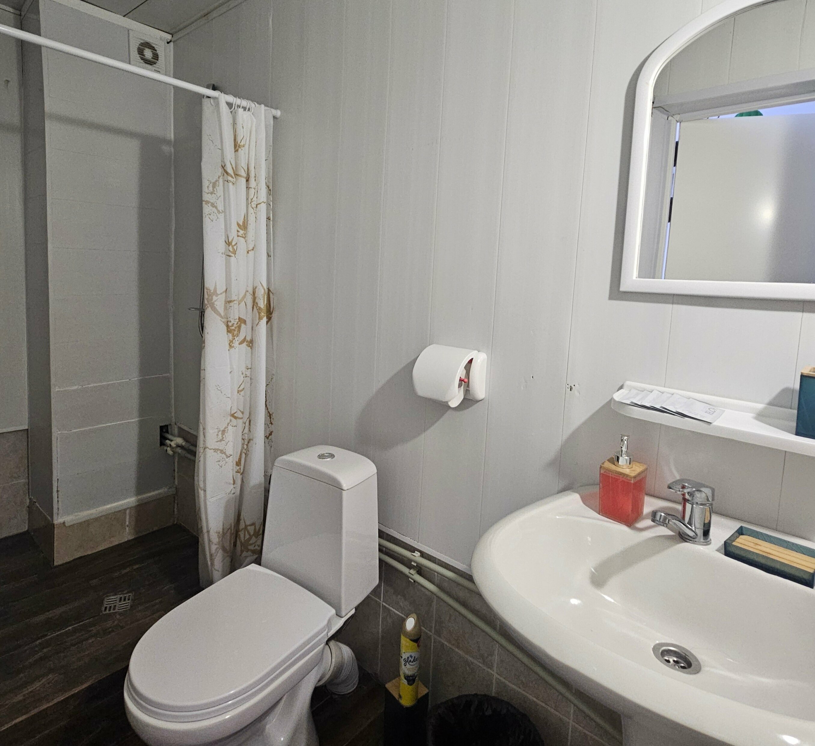 Улучшенный двухместный номер с диваном и балконом с видом на бассейн