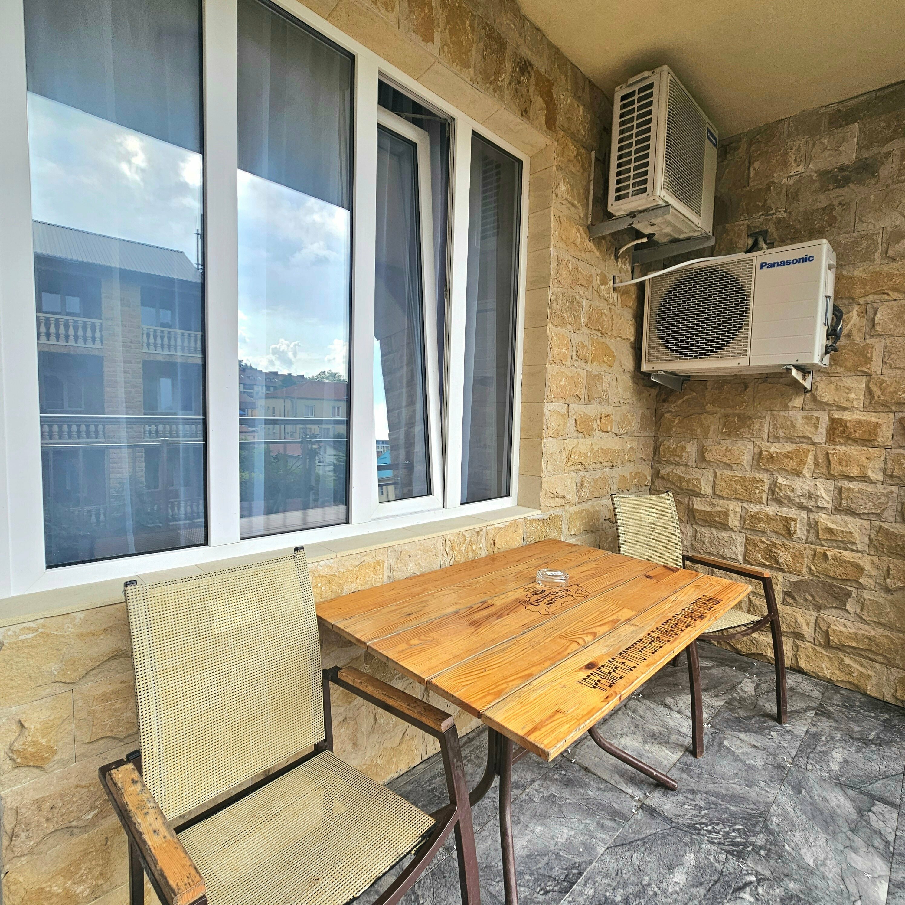 Улучшенный двухместный номер с диваном и балконом с видом на бассейн