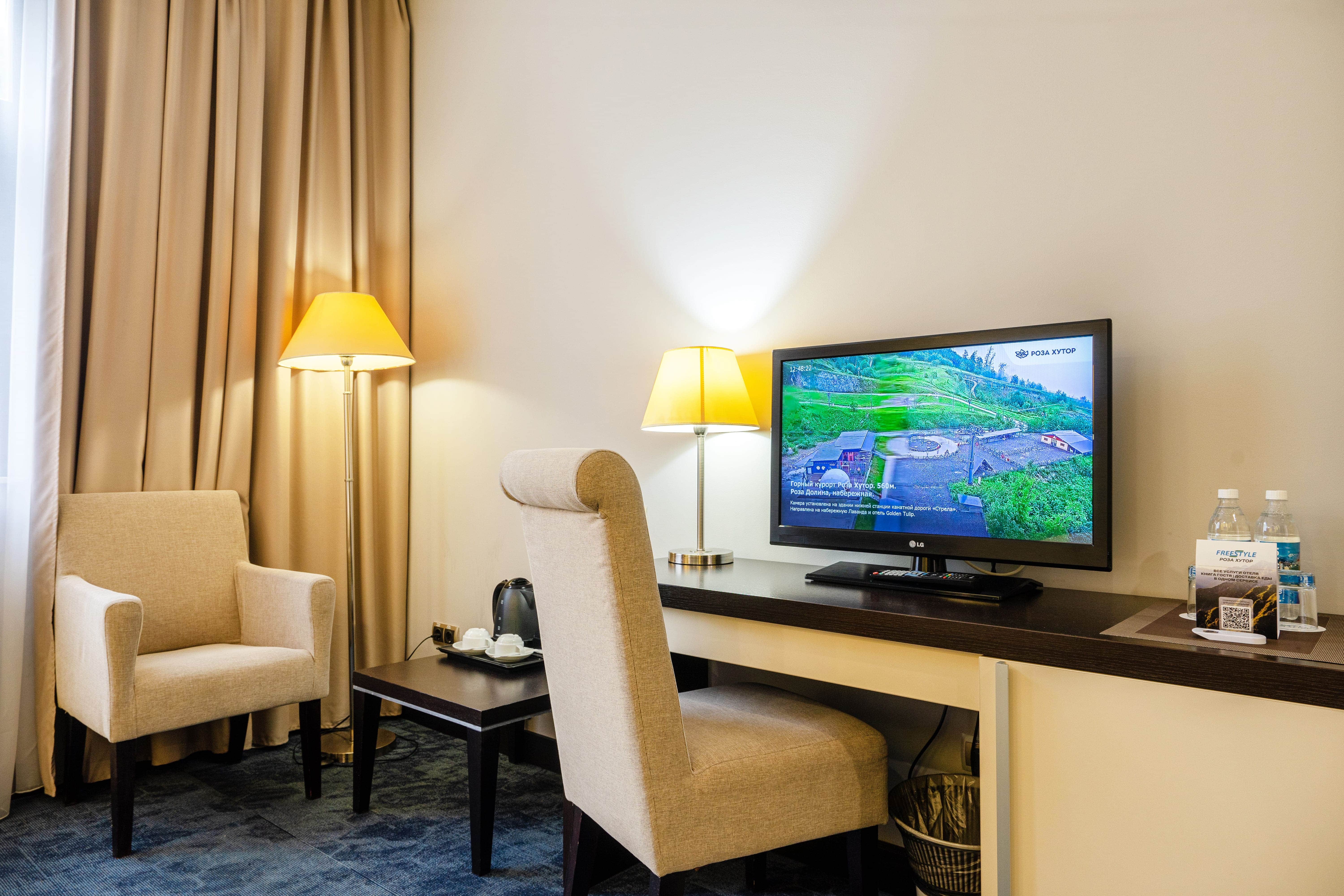 Супериор с двумя раздельными кроватями и французским балконом с видом на реку