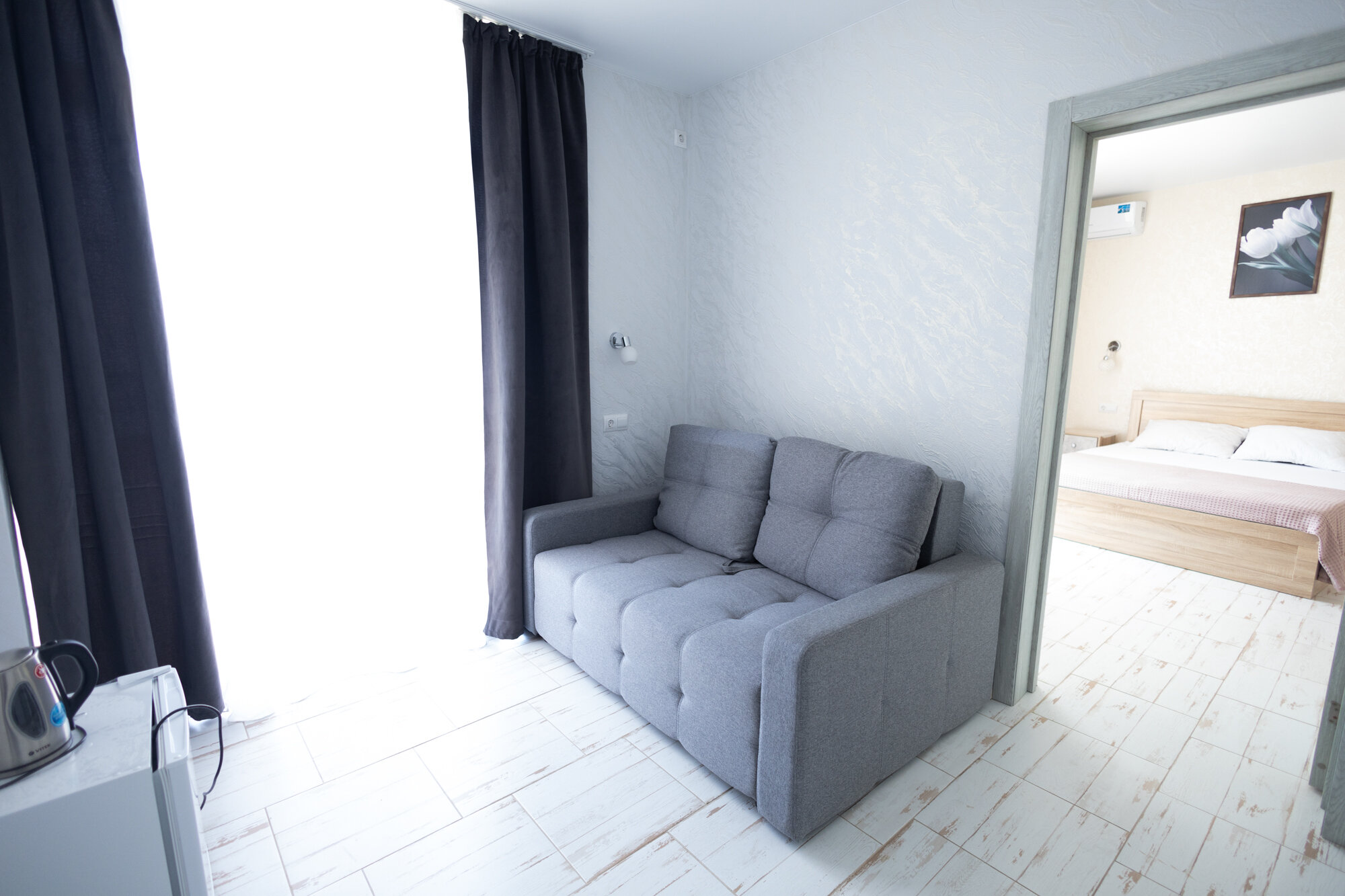 Двухкомнатные номера Стандарт Плюс без кухни для 2-5 гостей. Кондиционер, телевизор, холодильник, фен.