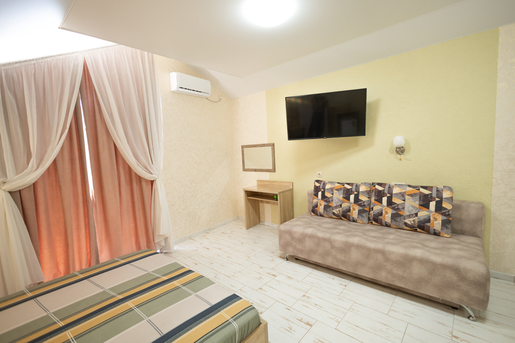 Стандарт Плюс с  кухней, 2-4 спальных места.  Кондиционер, телевизор, холодильник, фен.