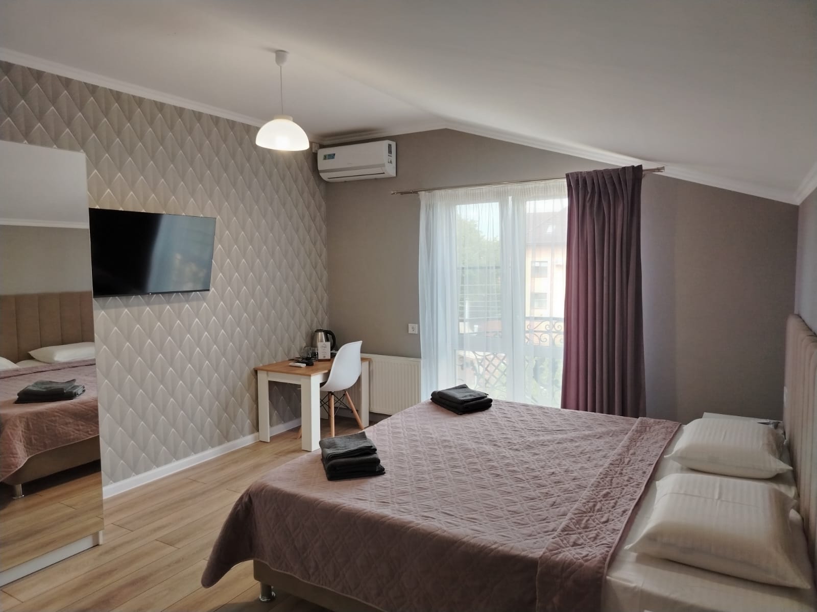 Бюджетный двухместный с балконом и  с общей ванной комнатой на два номера, на этаже.