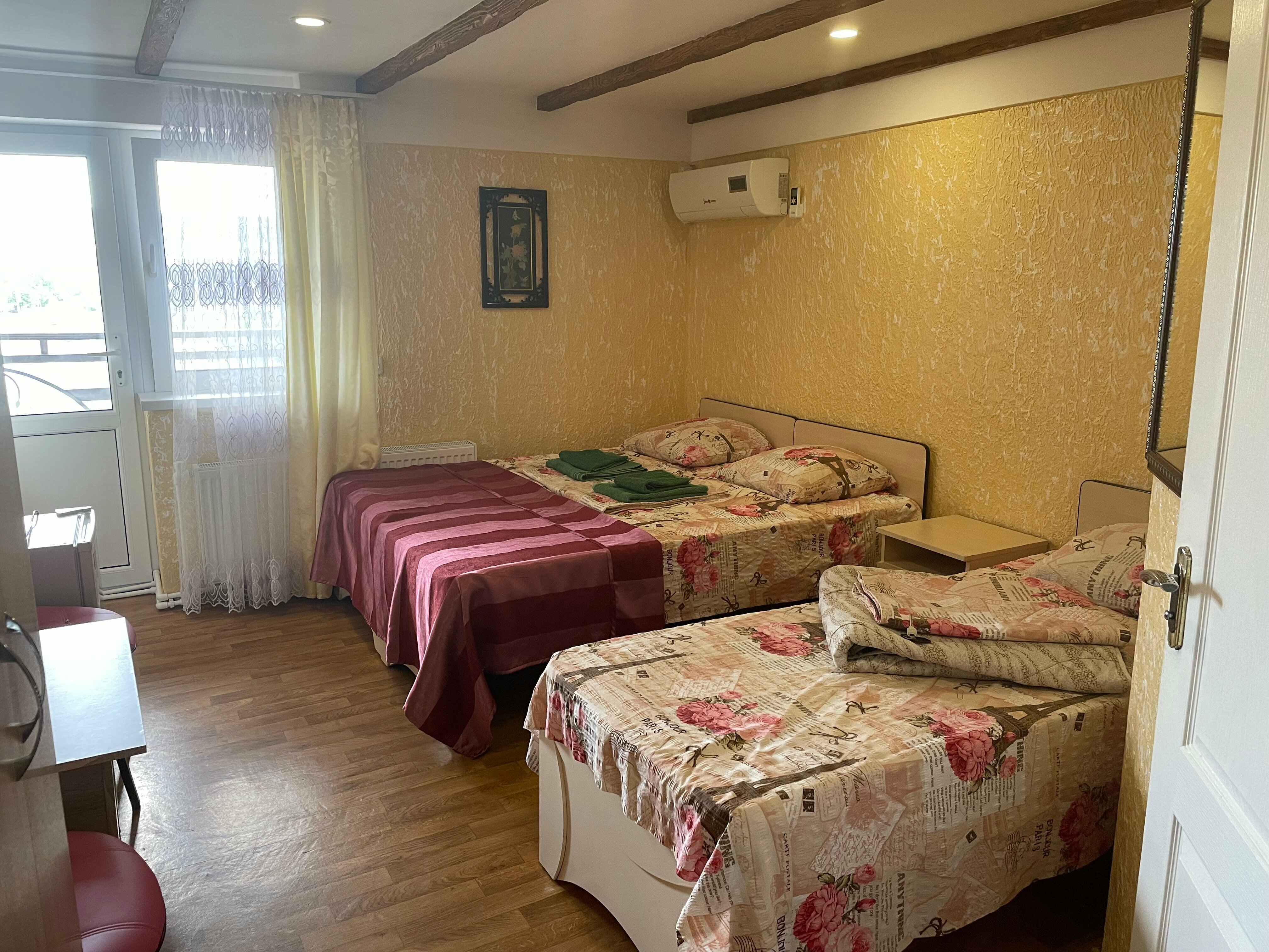 Трехместный номер «Комфорт» с душем