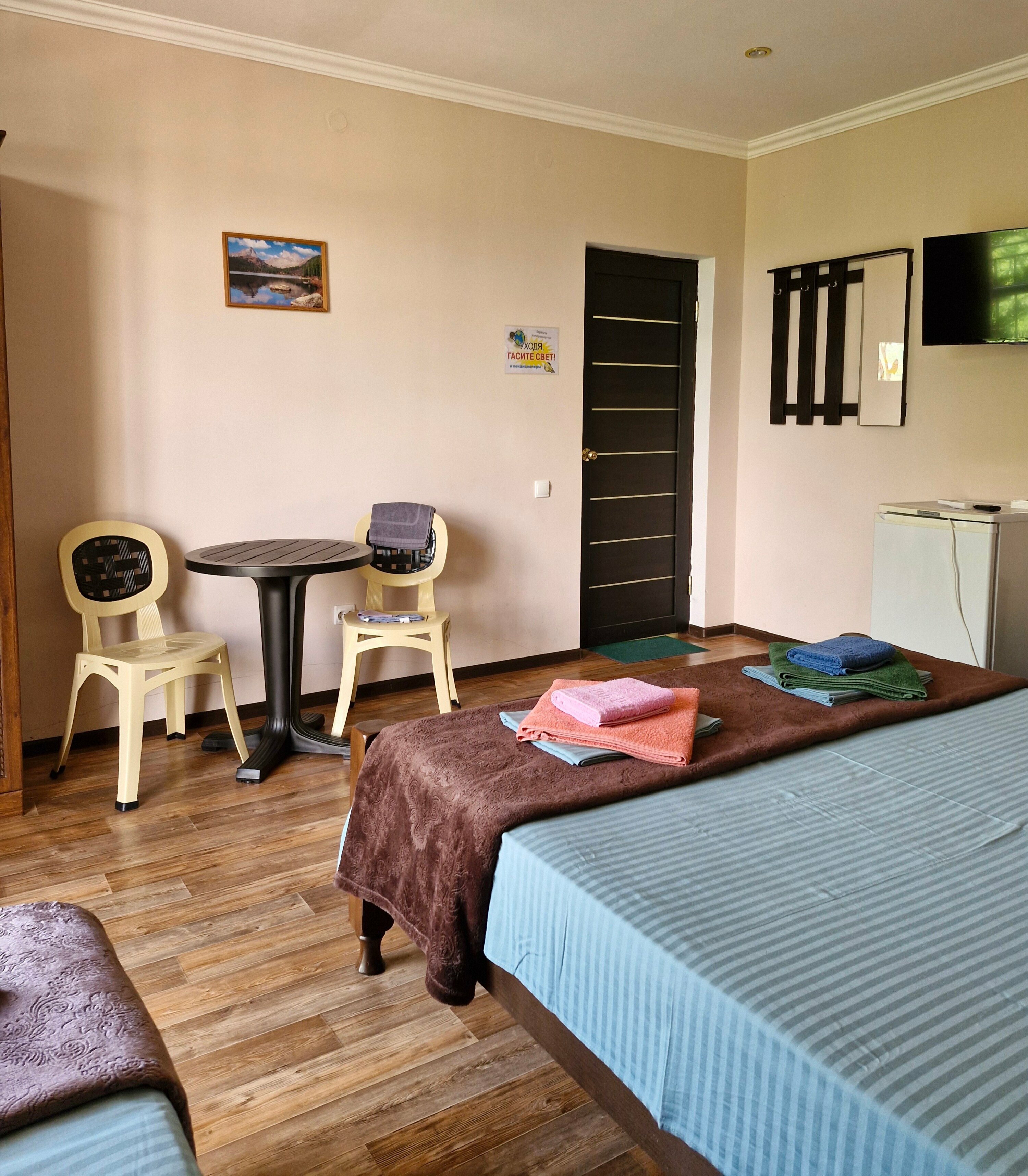 Семейный номер стандарт с личной внешней ванной комнатой с с/у, с видом на горы