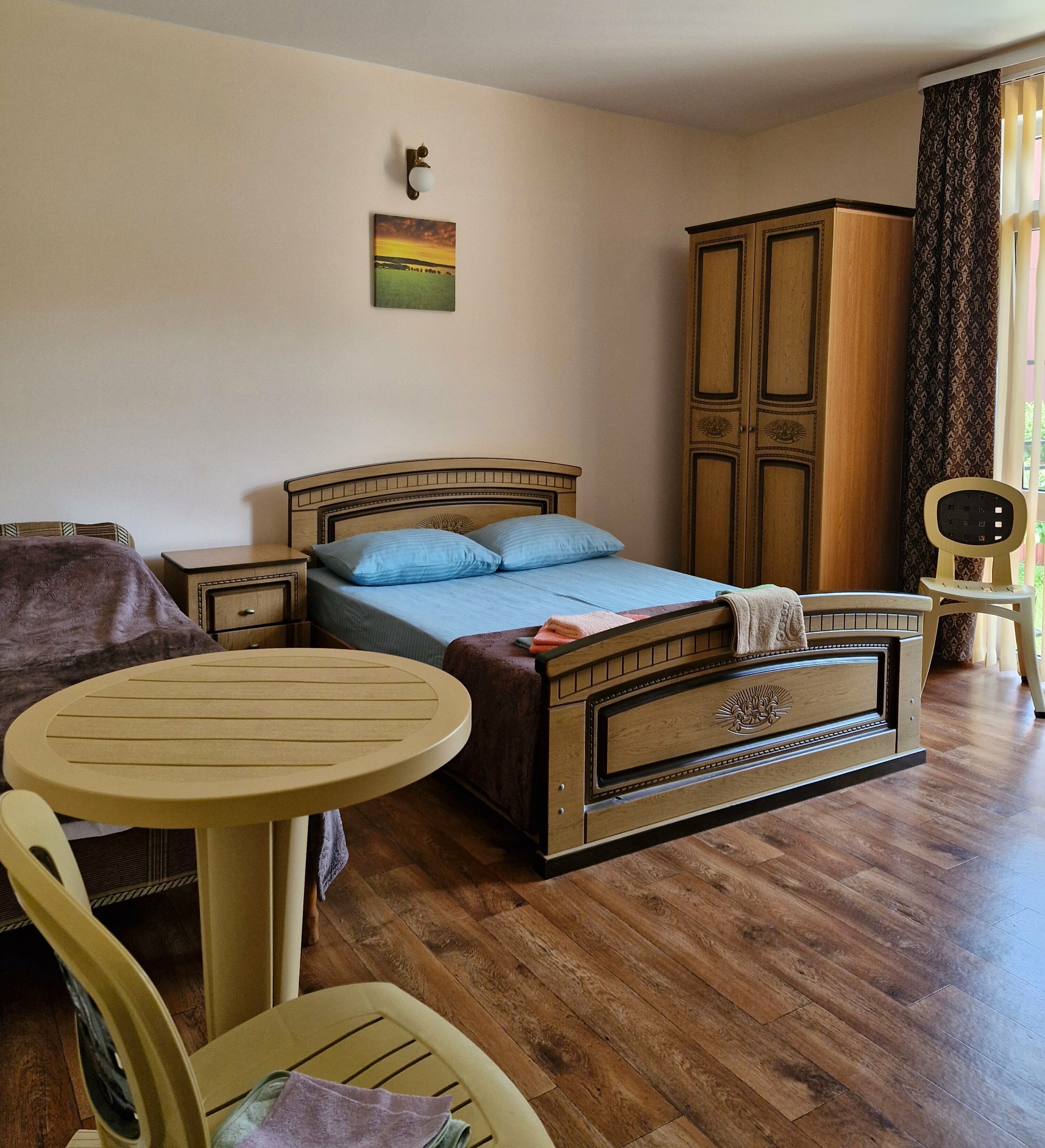 Семейный номер стандарт с личной внешней ванной комнатой с с/у, с видом на горы