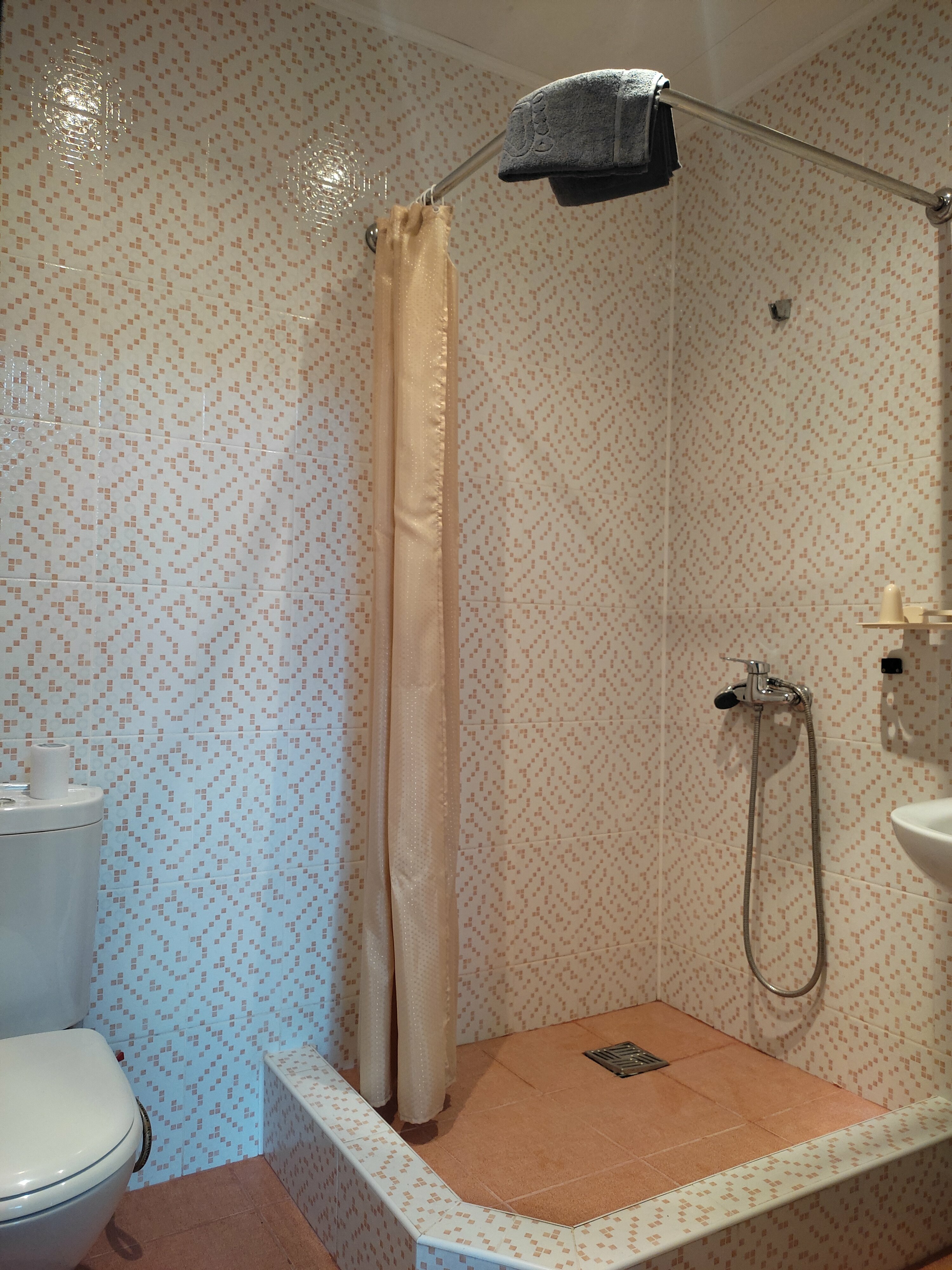 Семейный номер стандарт с личной внешней ванной комнатой с с/у, с видом на горы