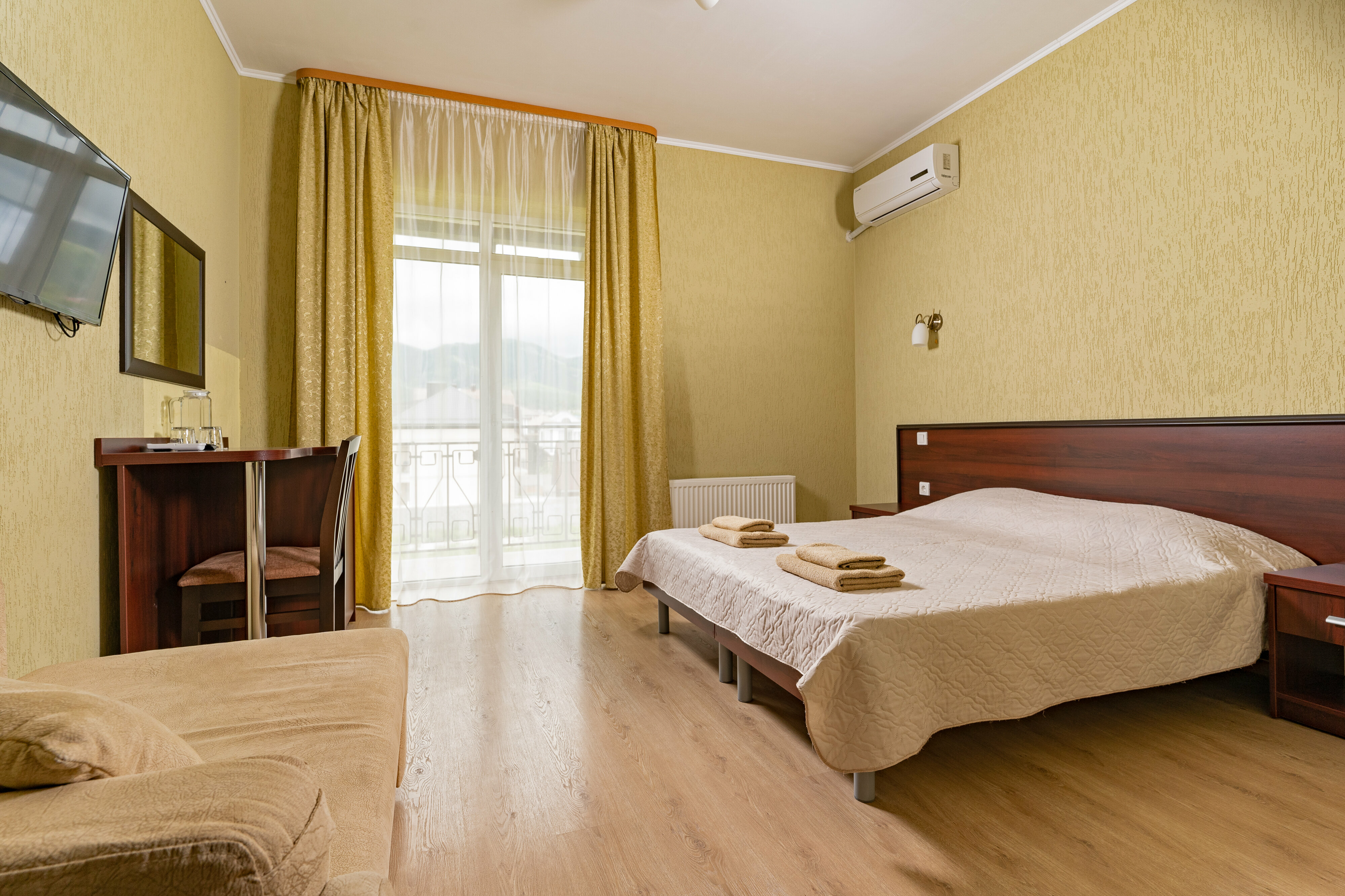 Трехместный номер с видом на горы