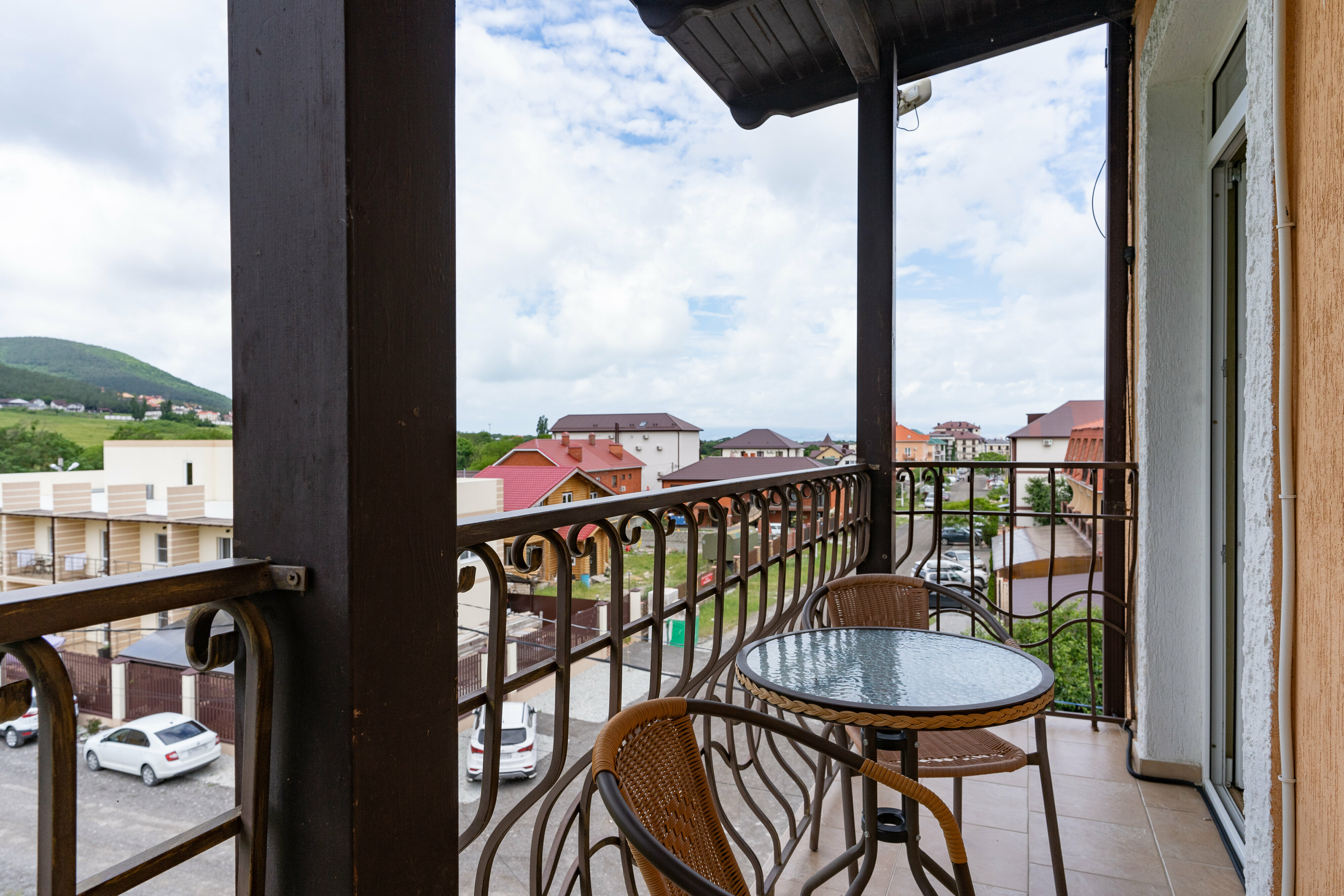 Трехместный номер с видом на горы