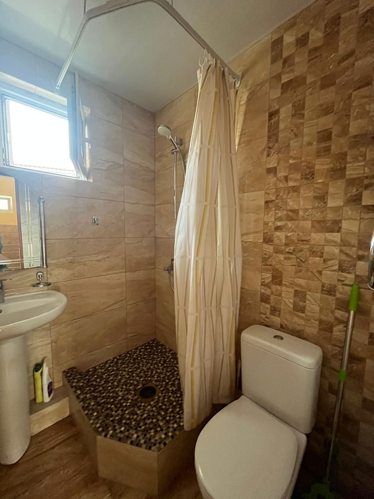 Трехместный номер с общей ванной комнатой