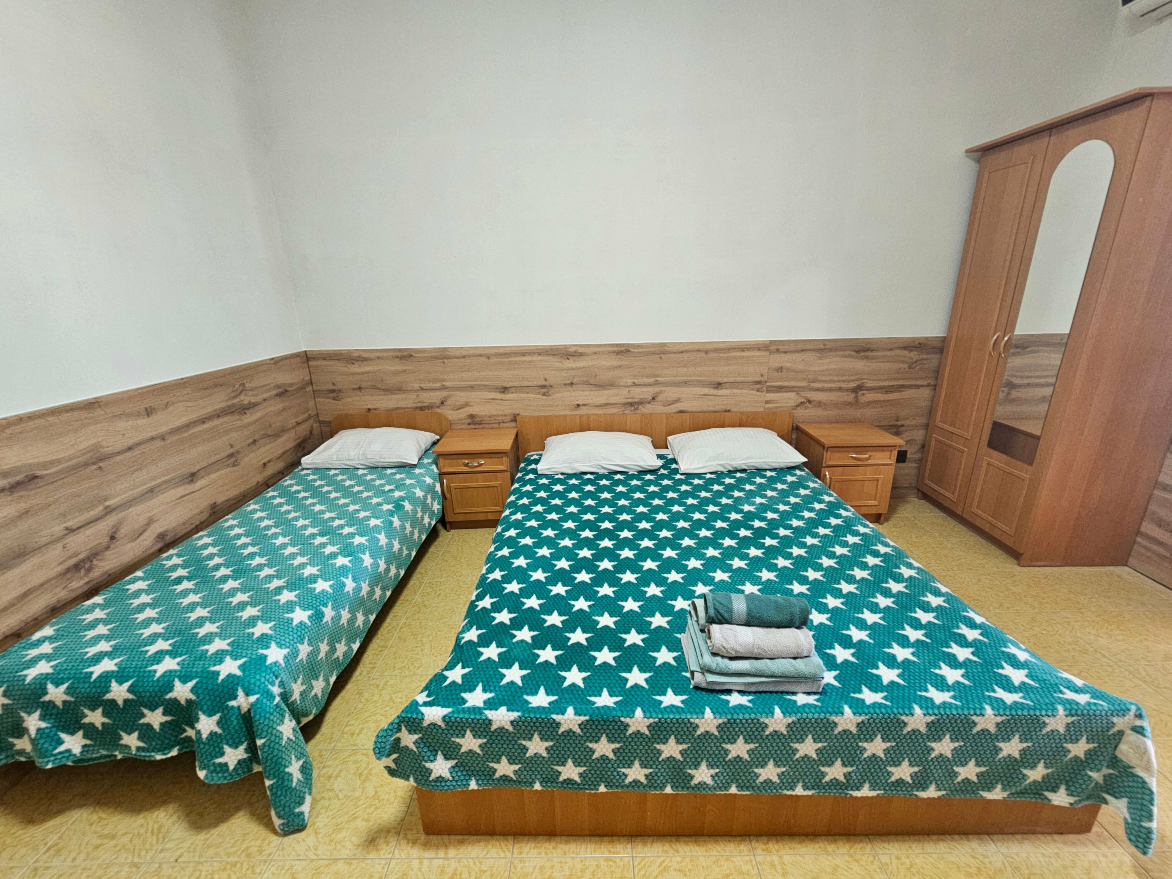 Трехместный номер «Комфорт» с душем