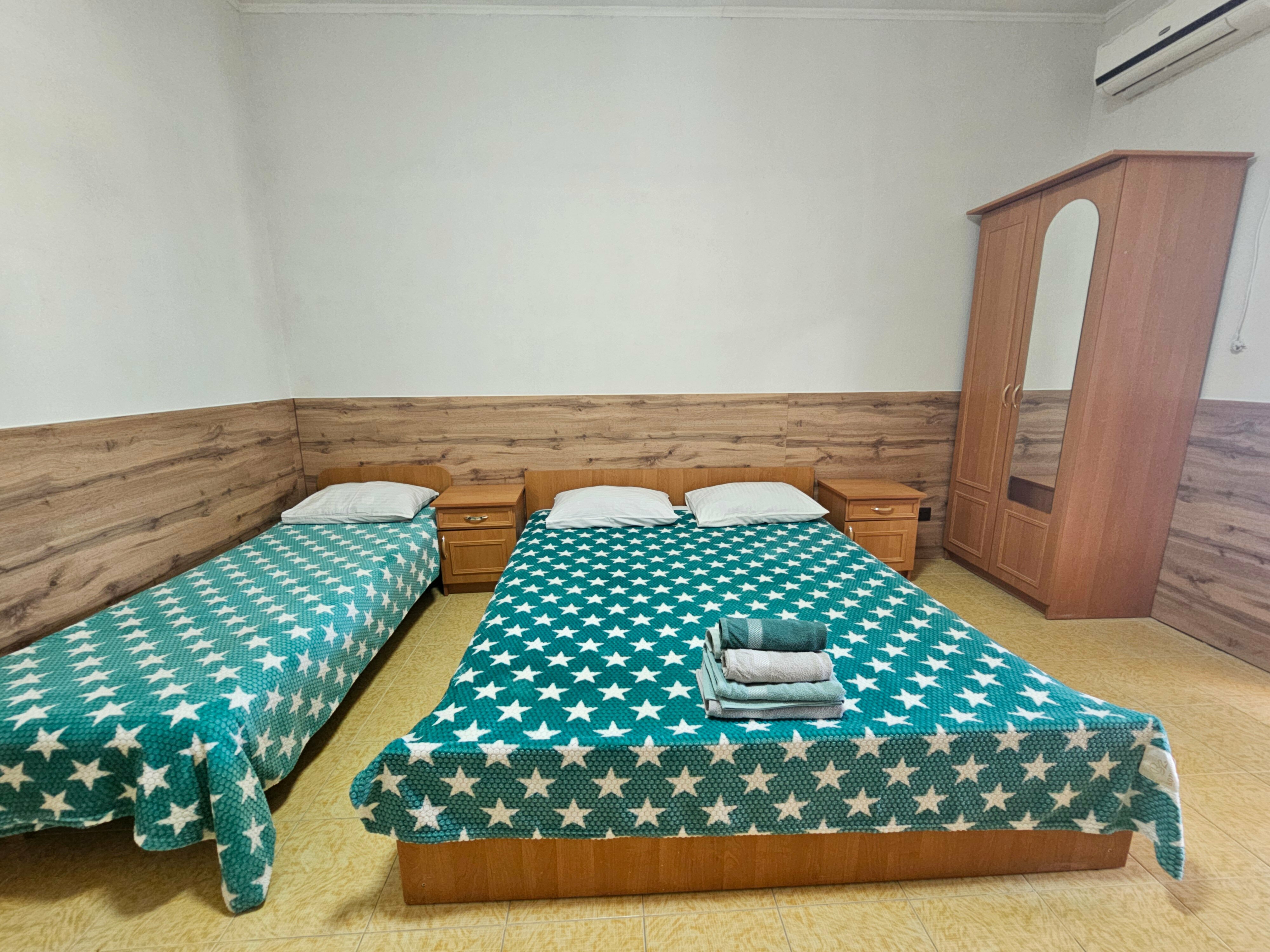 Трехместный номер «Комфорт» с душем