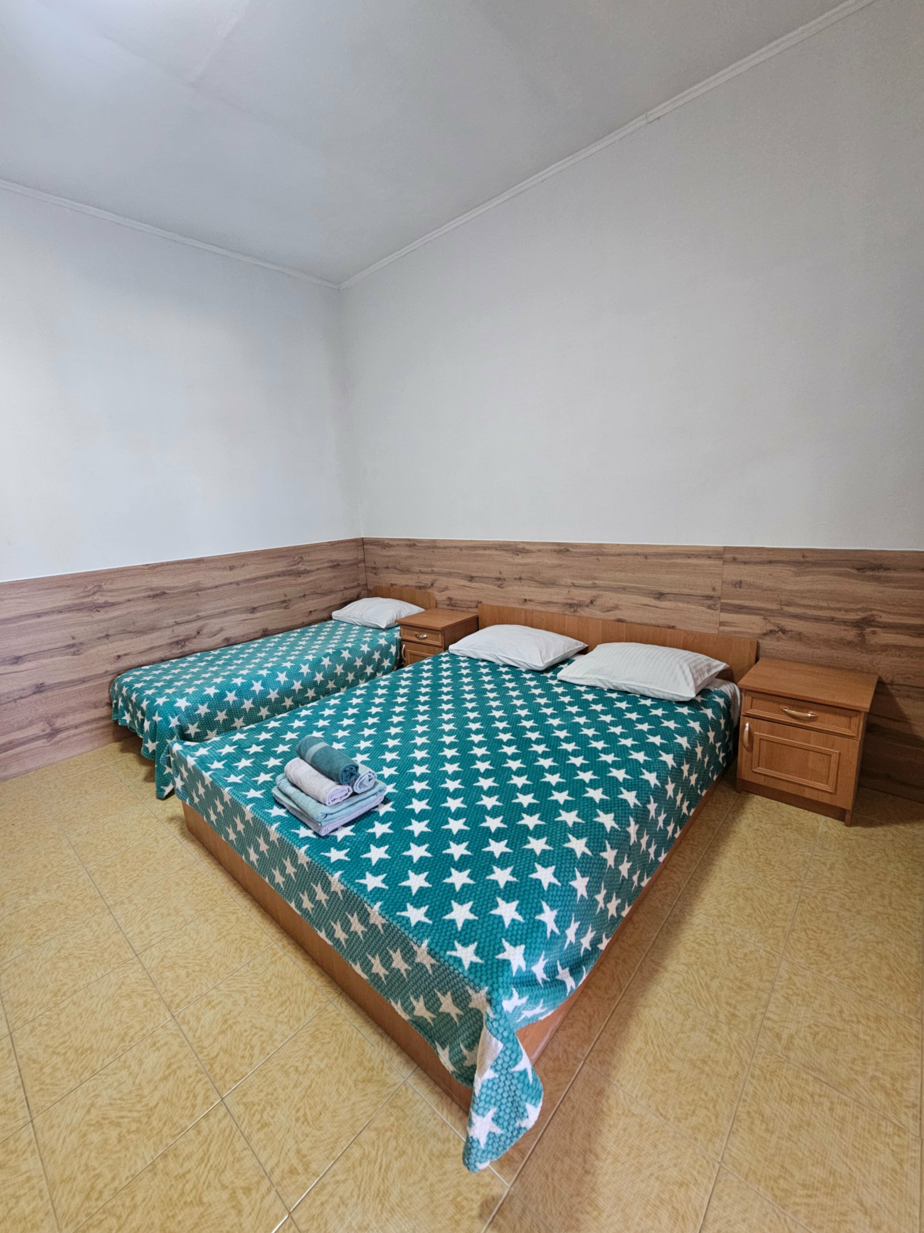 Трехместный номер «Комфорт» с душем