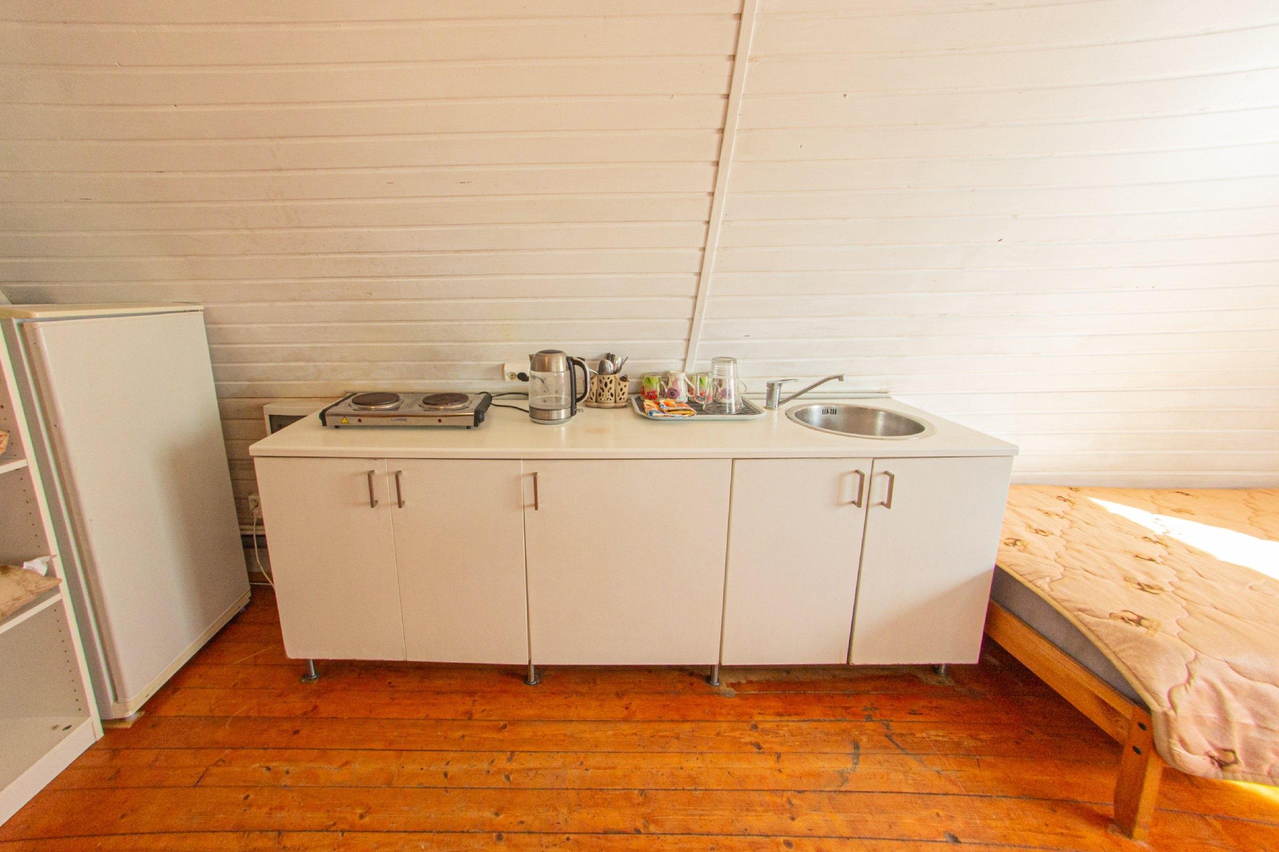 White house, дом с палубой и с видом на море