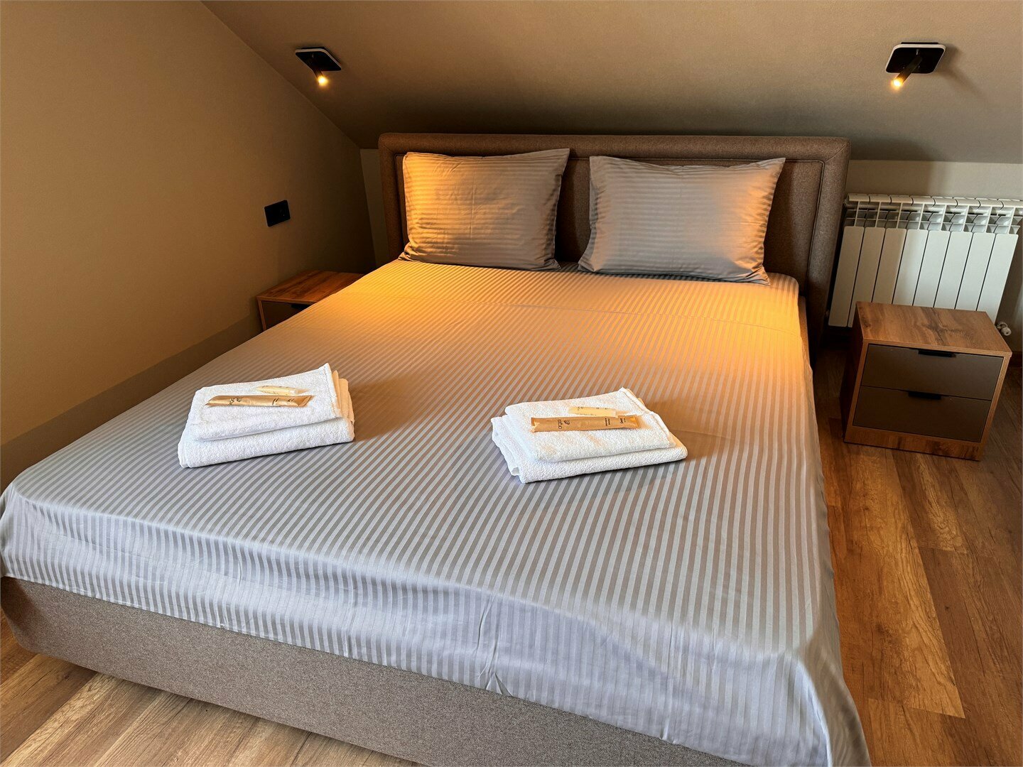 мансардный номер с большой кроватью