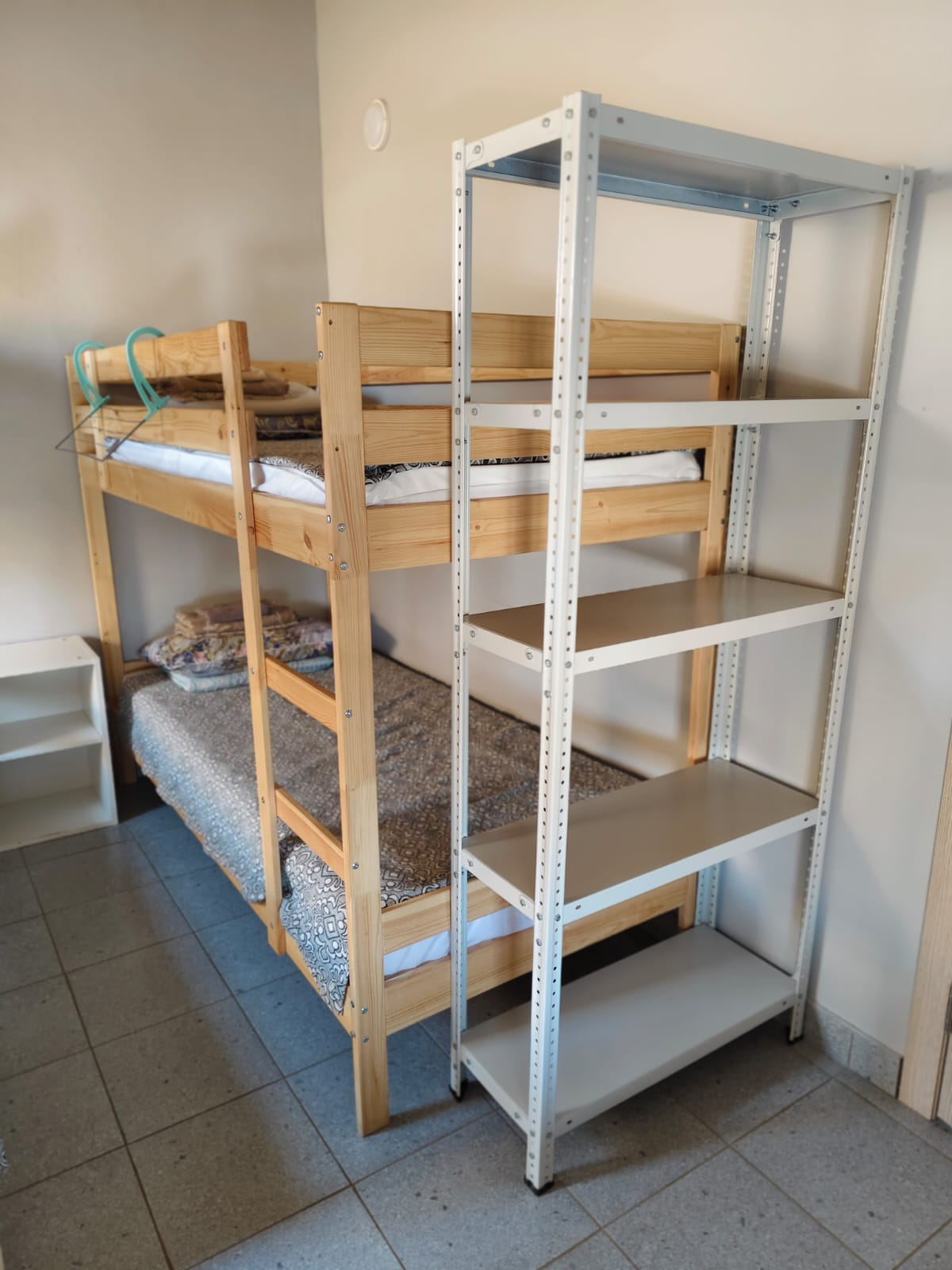 Номер 3. Кровать в общем 7-местном номере с общей ванной комнатой