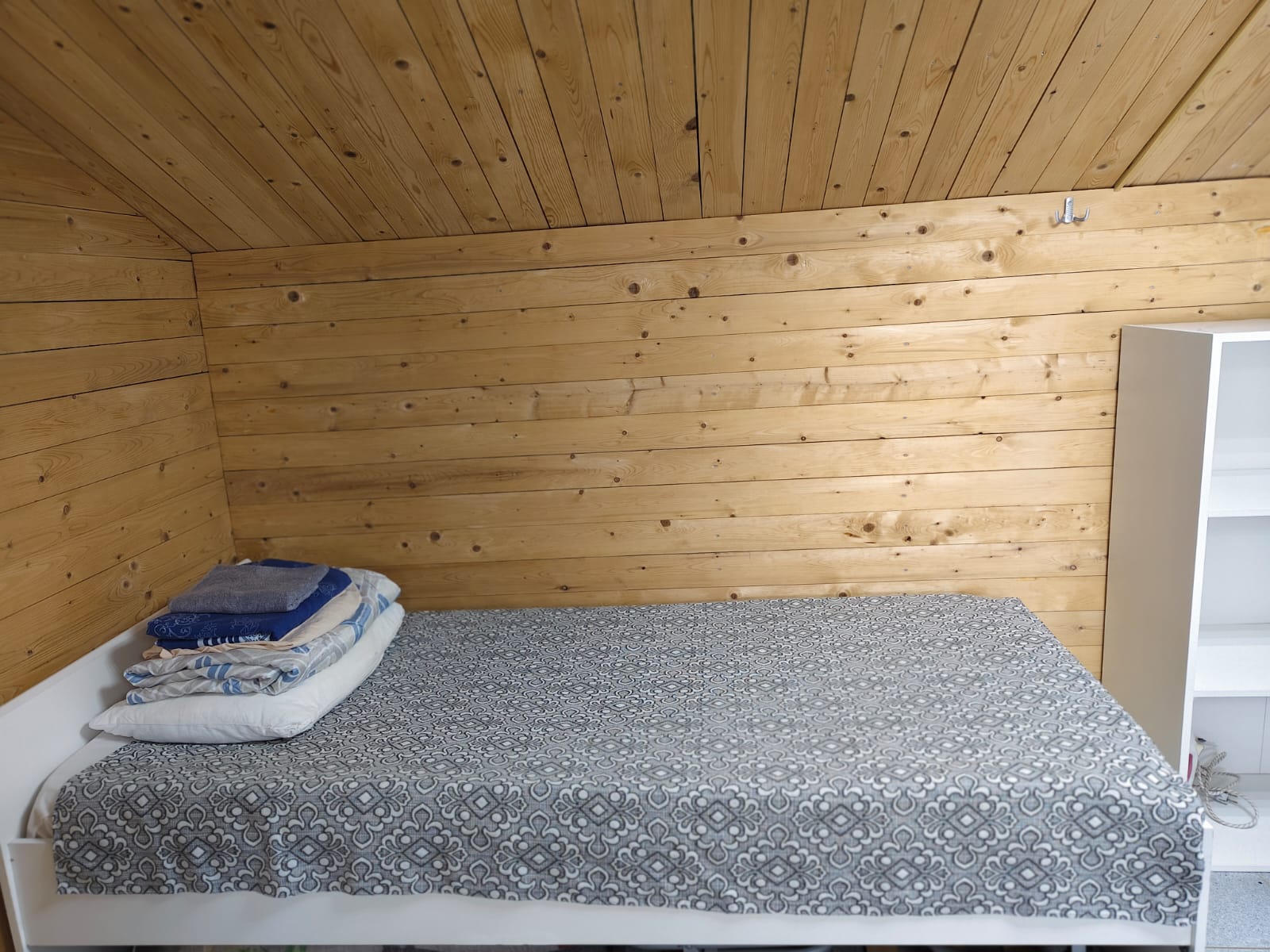 Номер 3. Кровать в общем 7-местном номере с общей ванной комнатой