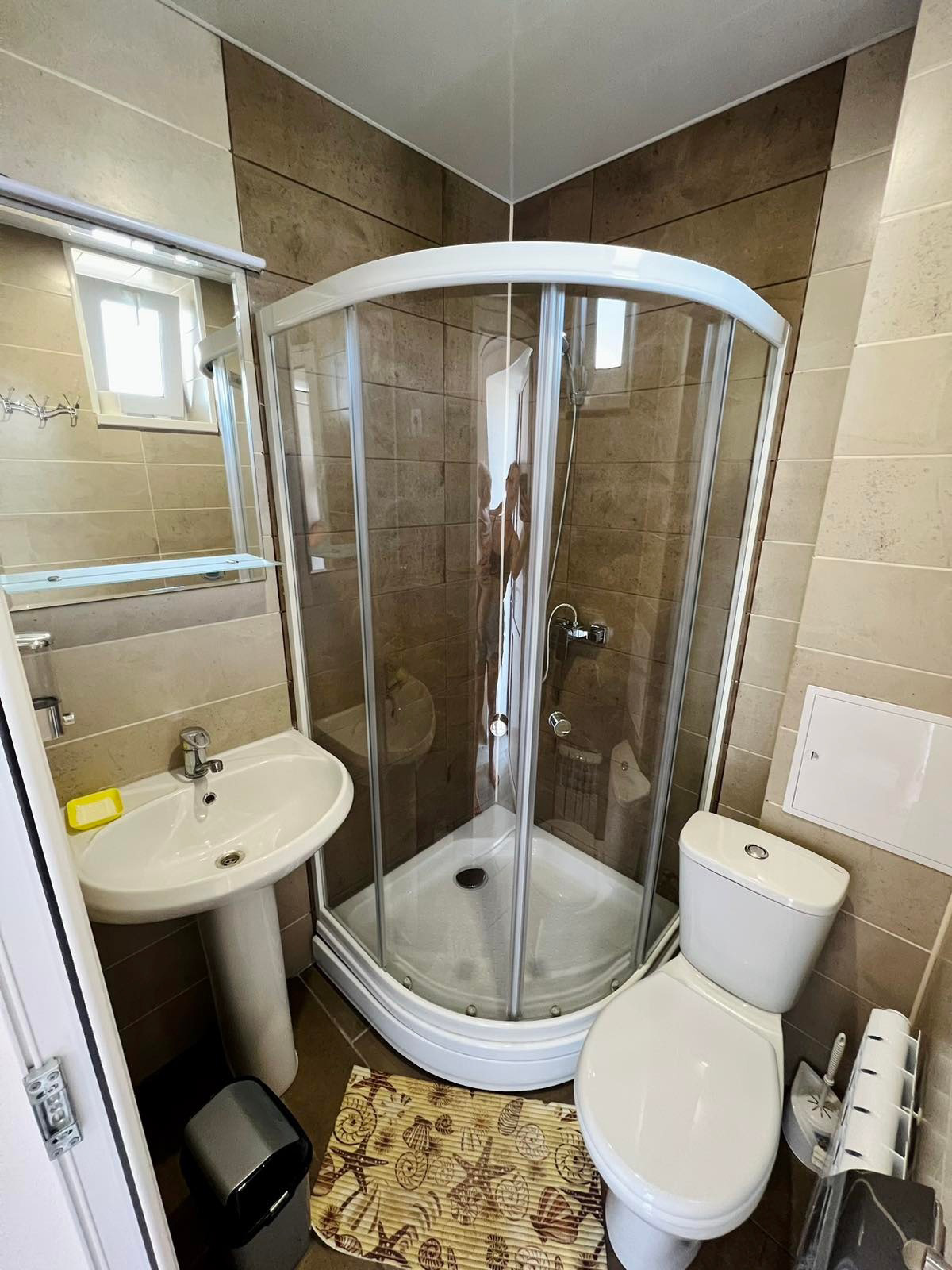 Двухместный номер с двуспальной кроватью и дополнительной кроватью