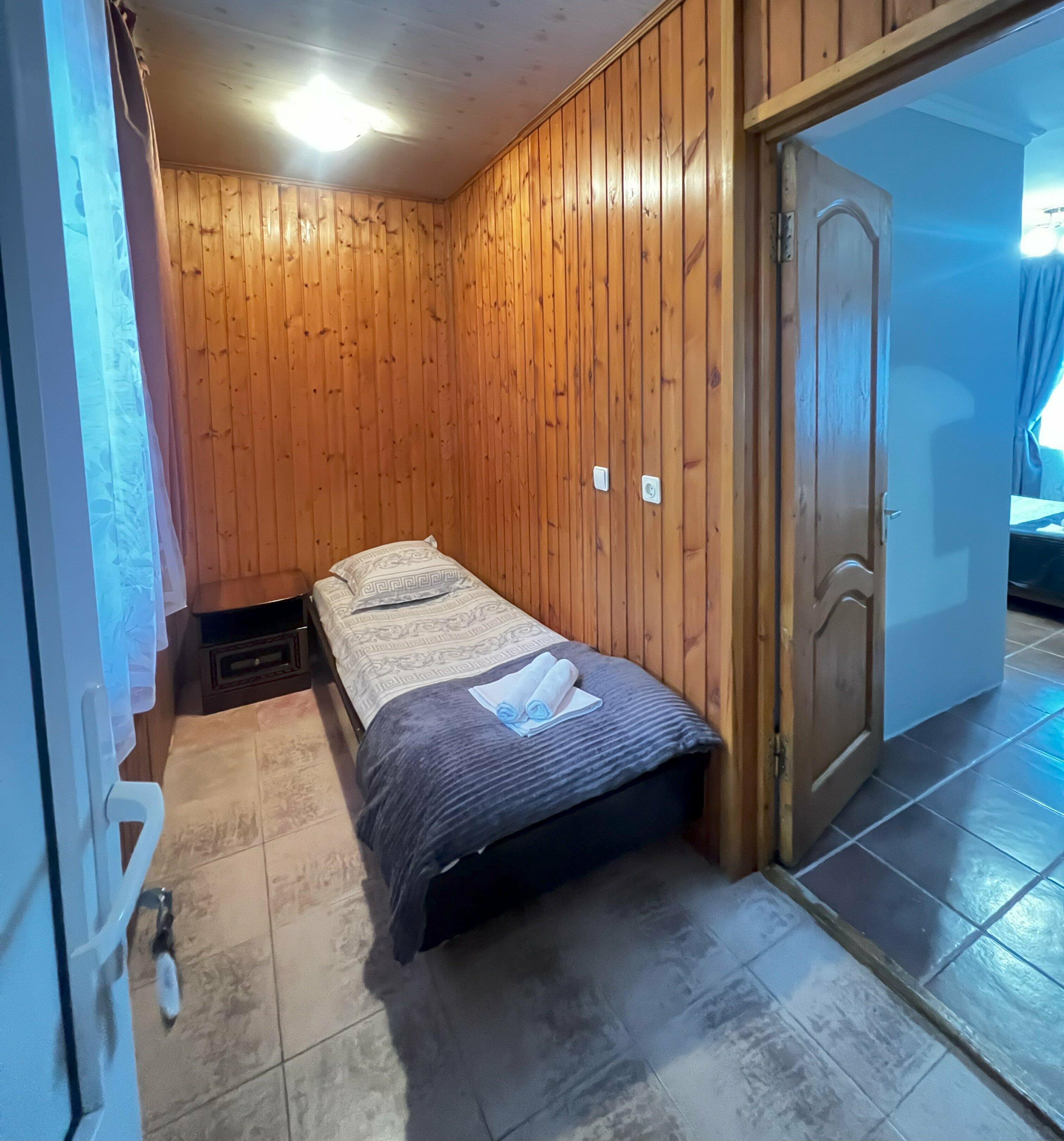 Комфорт плюс 2-х комнатный (двуспальная кровать+ односпальная+доп.место кресло)