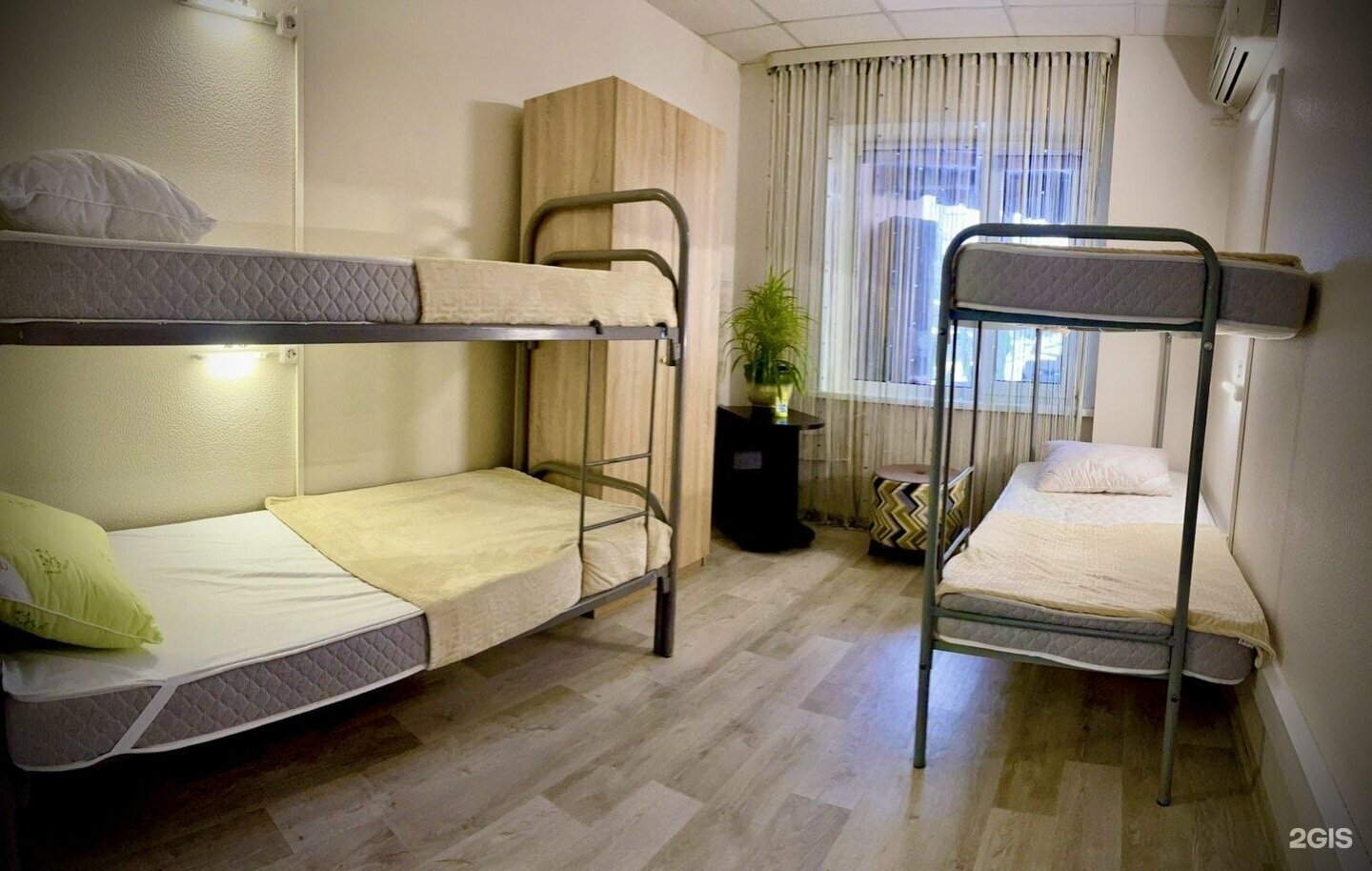 Кровать в общем 8-местном номере
