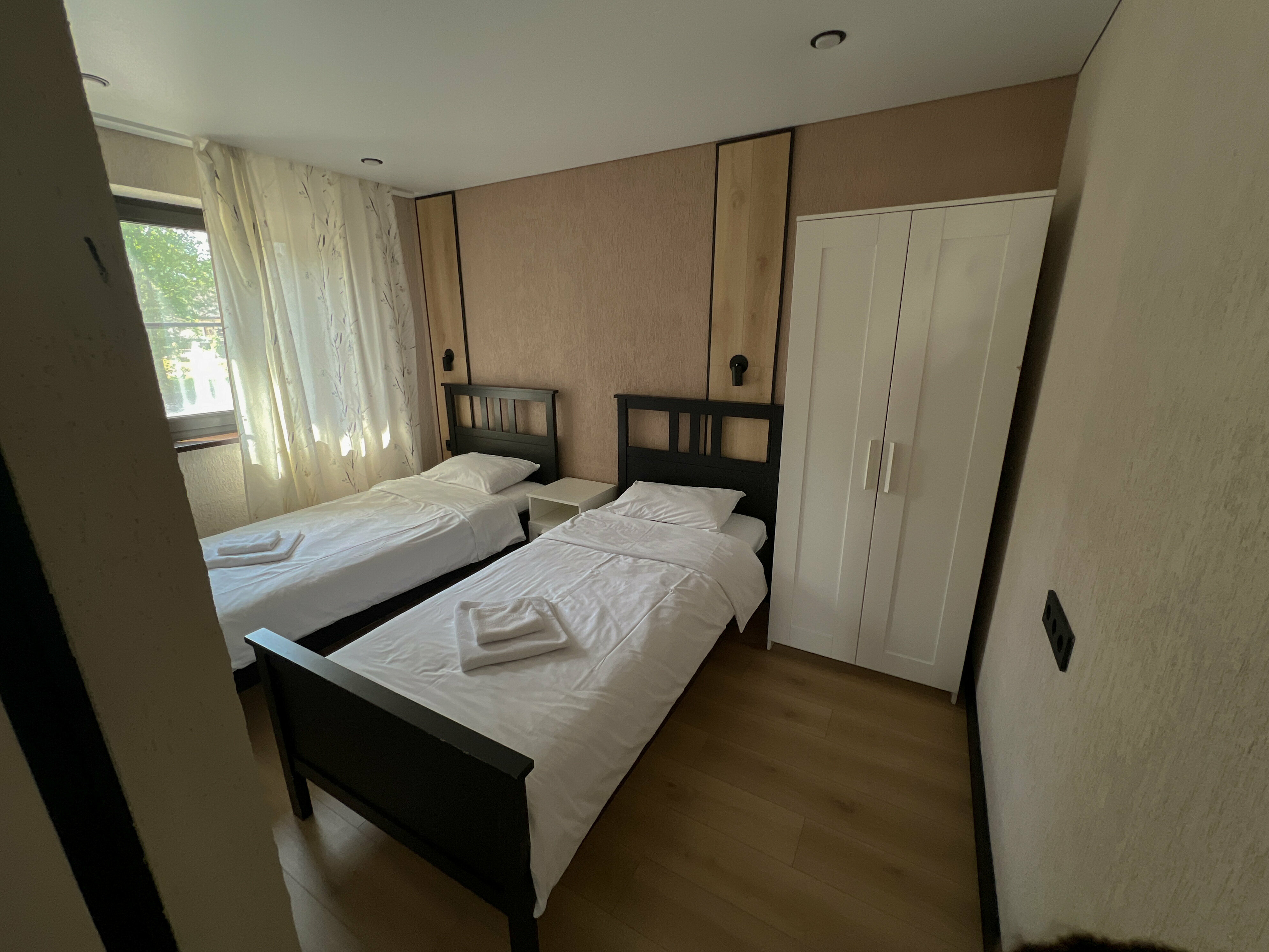 Коттедж с 3 спальнями, баней и купелью  (растопка бани и купели не включены в стоимость)