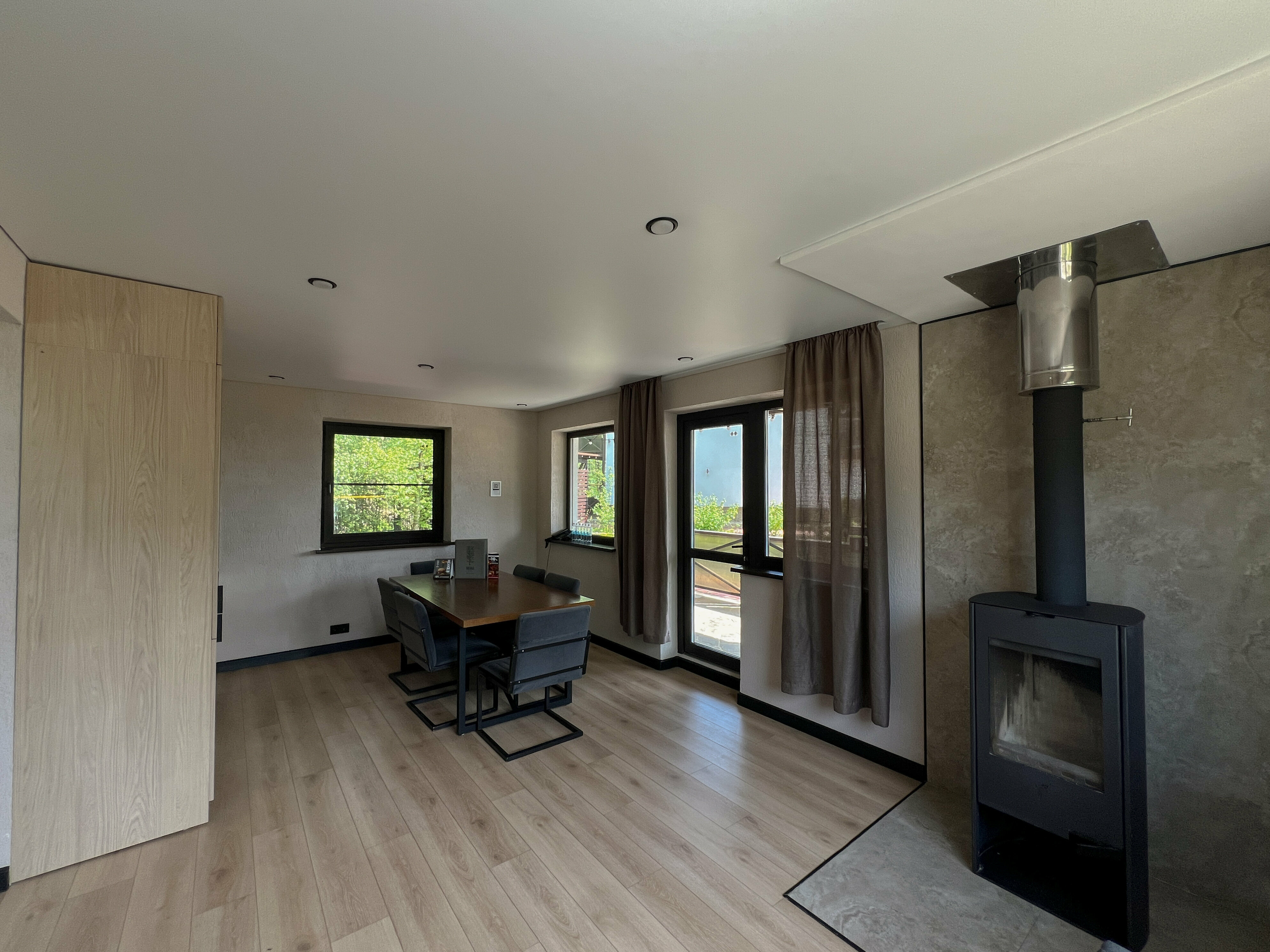 Коттедж с 3 спальнями, баней и купелью  (растопка бани и купели не включены в стоимость)