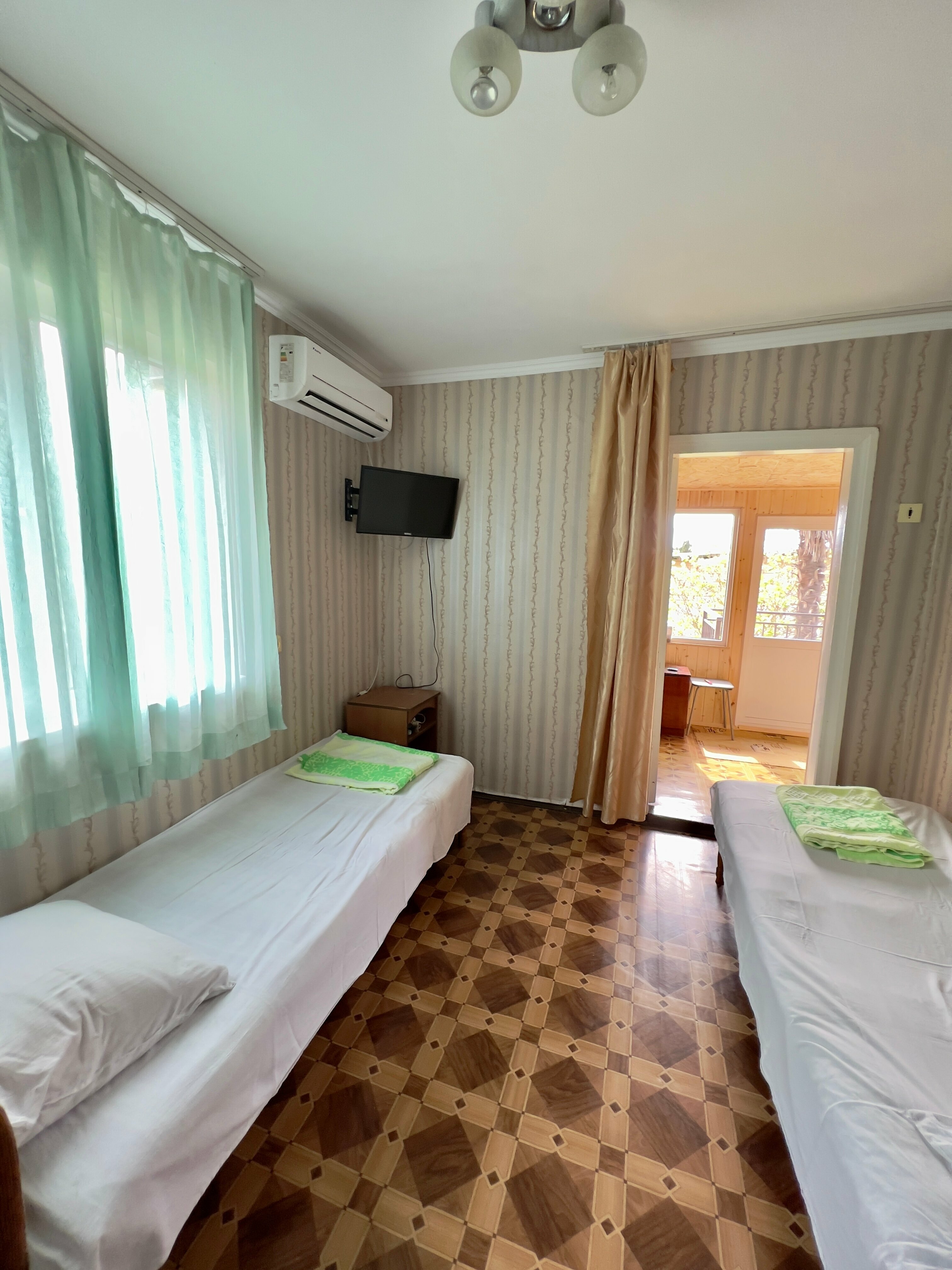 Трехместный номер с видом на сад