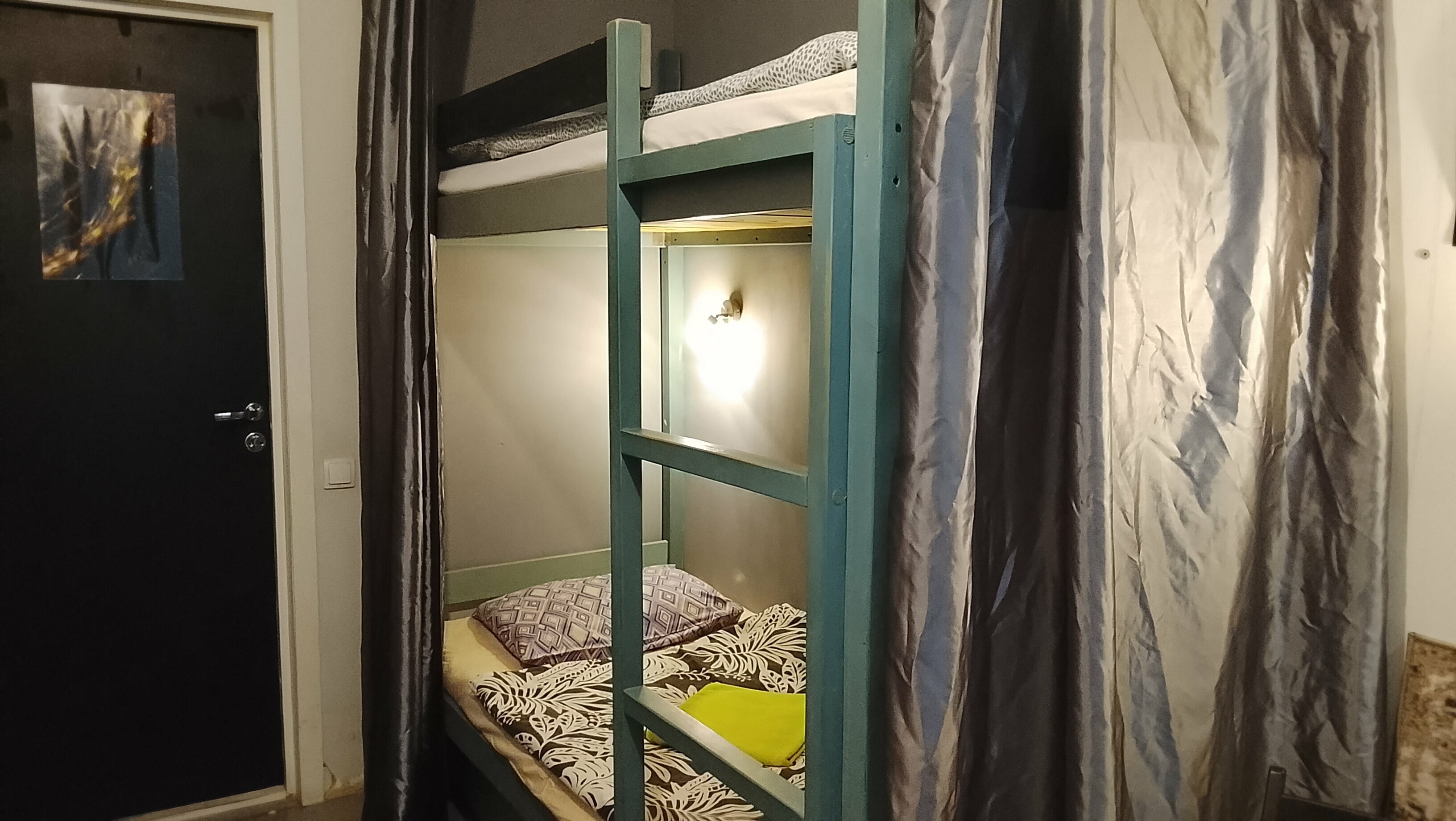 Семейный номер с общей ванной комнатой