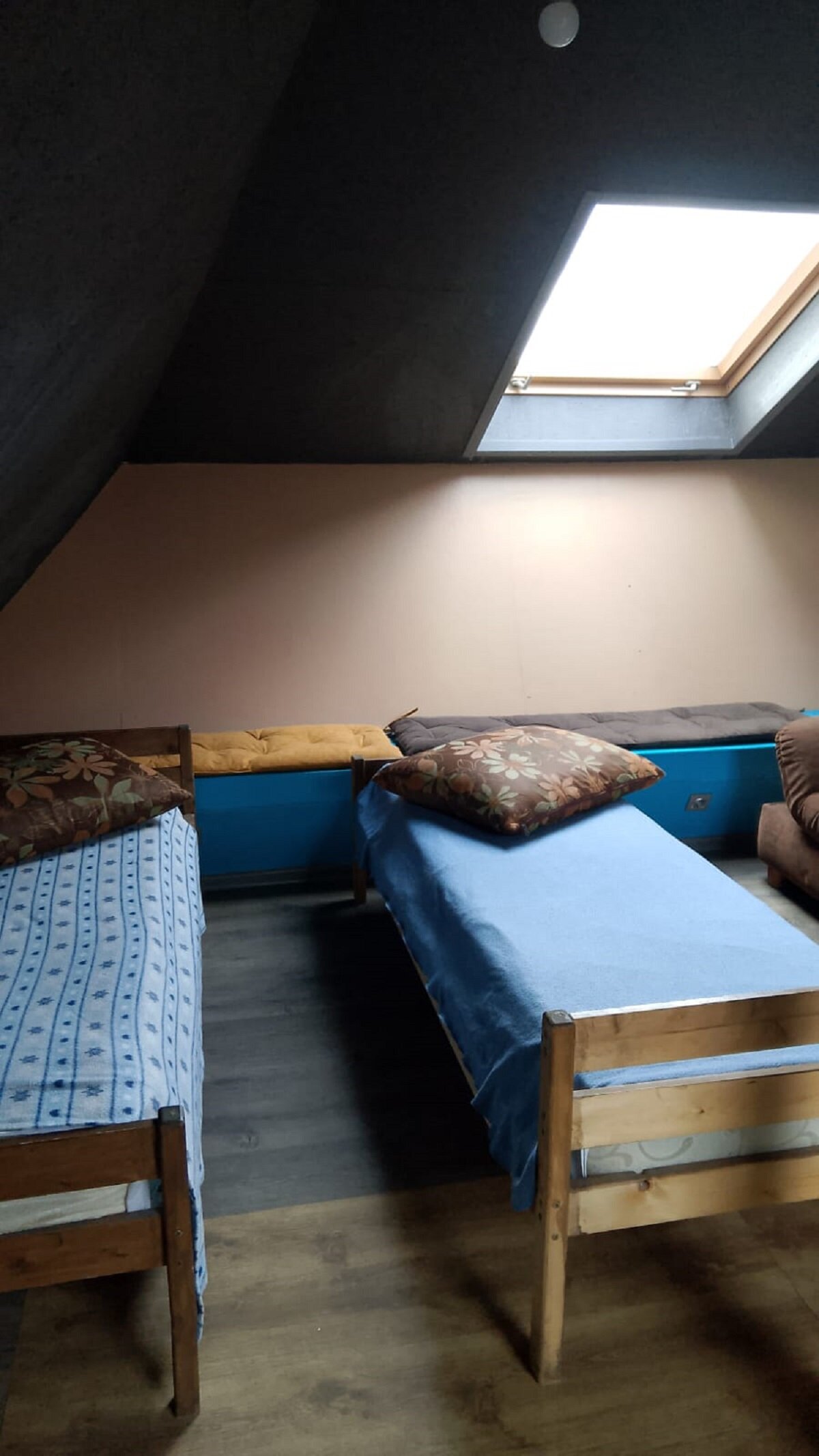 Спальное место на двухъярусной кровати в общем номере для мужчин и женщин