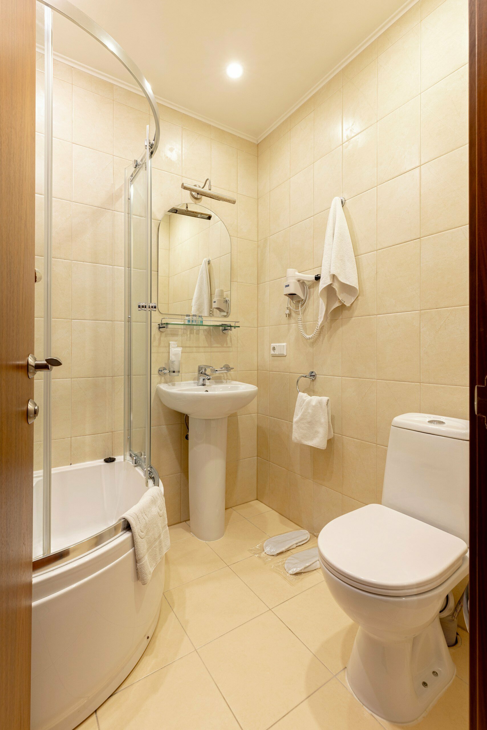 СТАНДАРТ с 1 двуспальной или 2мя раздельными кроватями с видом на Б. Московскую улицу или тихий Питерский дворик