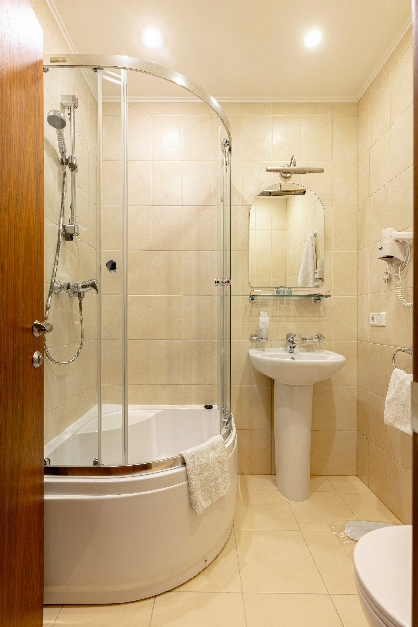 СТАНДАРТ с 1 двуспальной или 2мя раздельными кроватями с видом на Б. Московскую улицу или тихий Питерский дворик