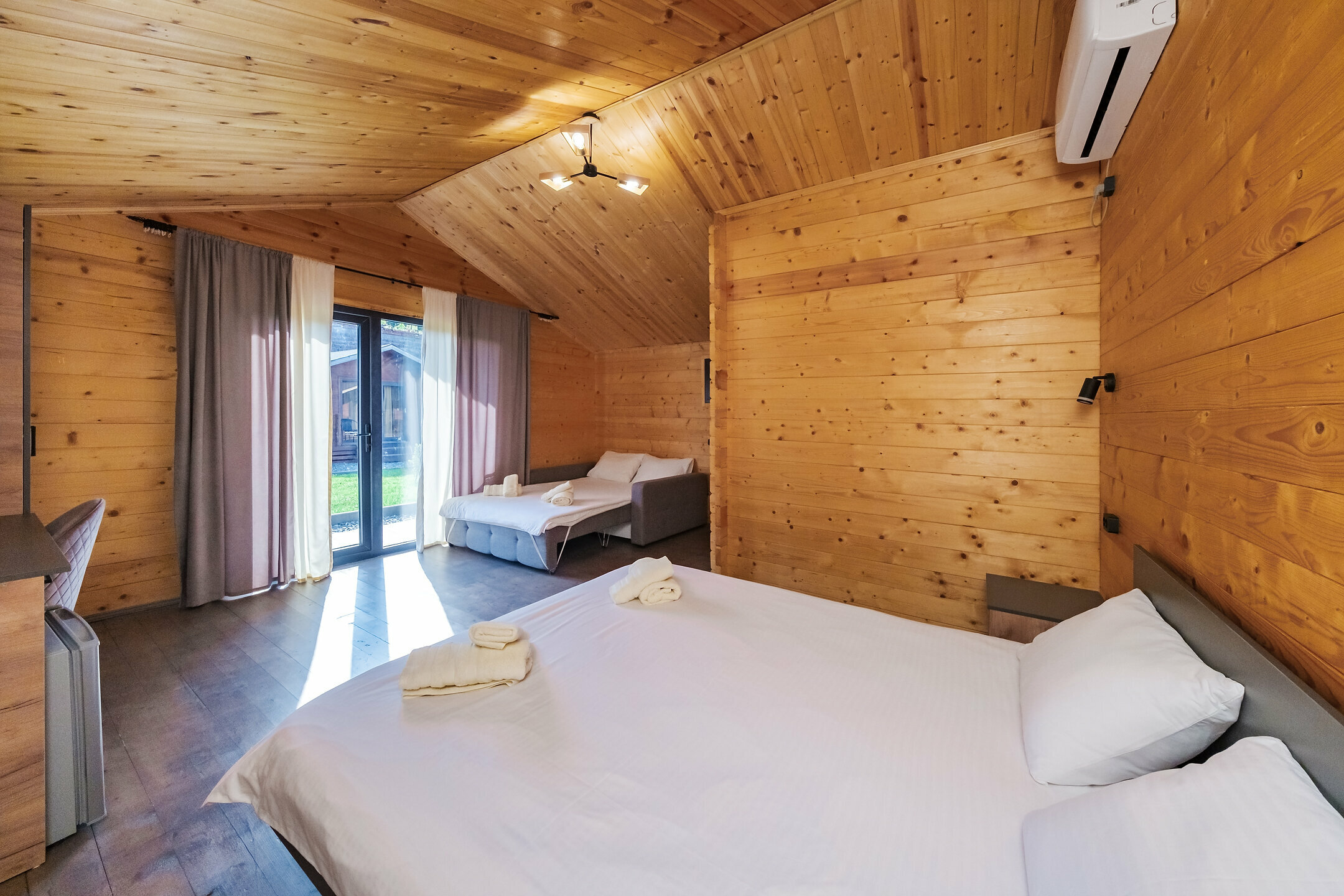 Двухместный номер с двуспальной кроватью и дополнительной кроватью