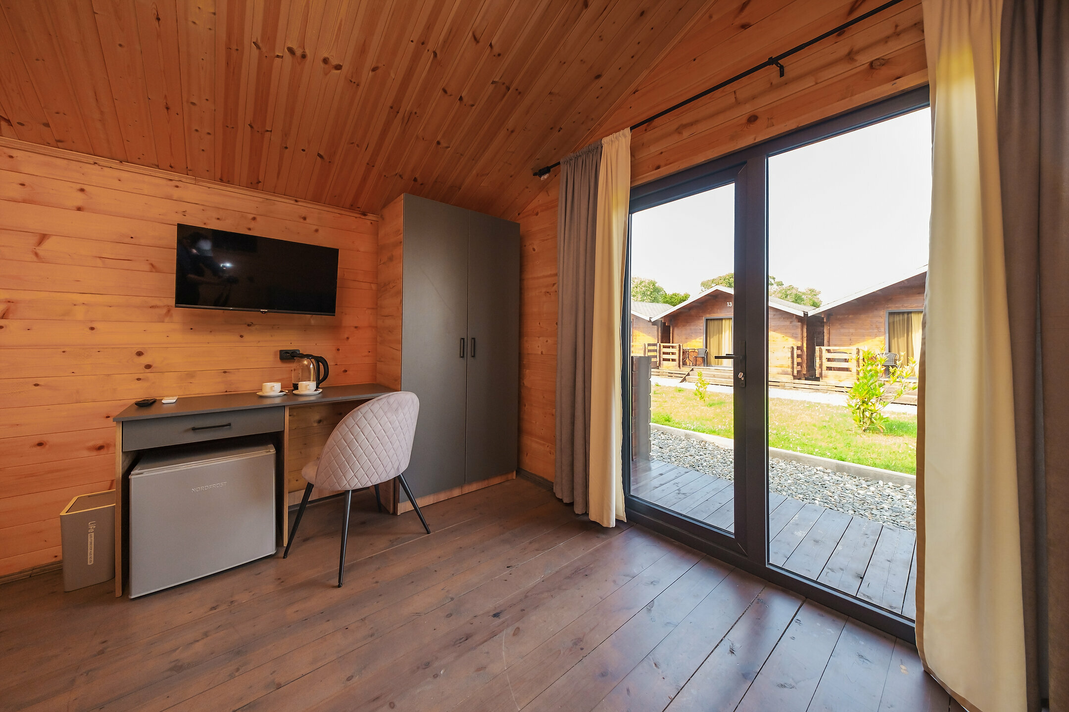 Двухместный номер с двуспальной кроватью и дополнительной кроватью