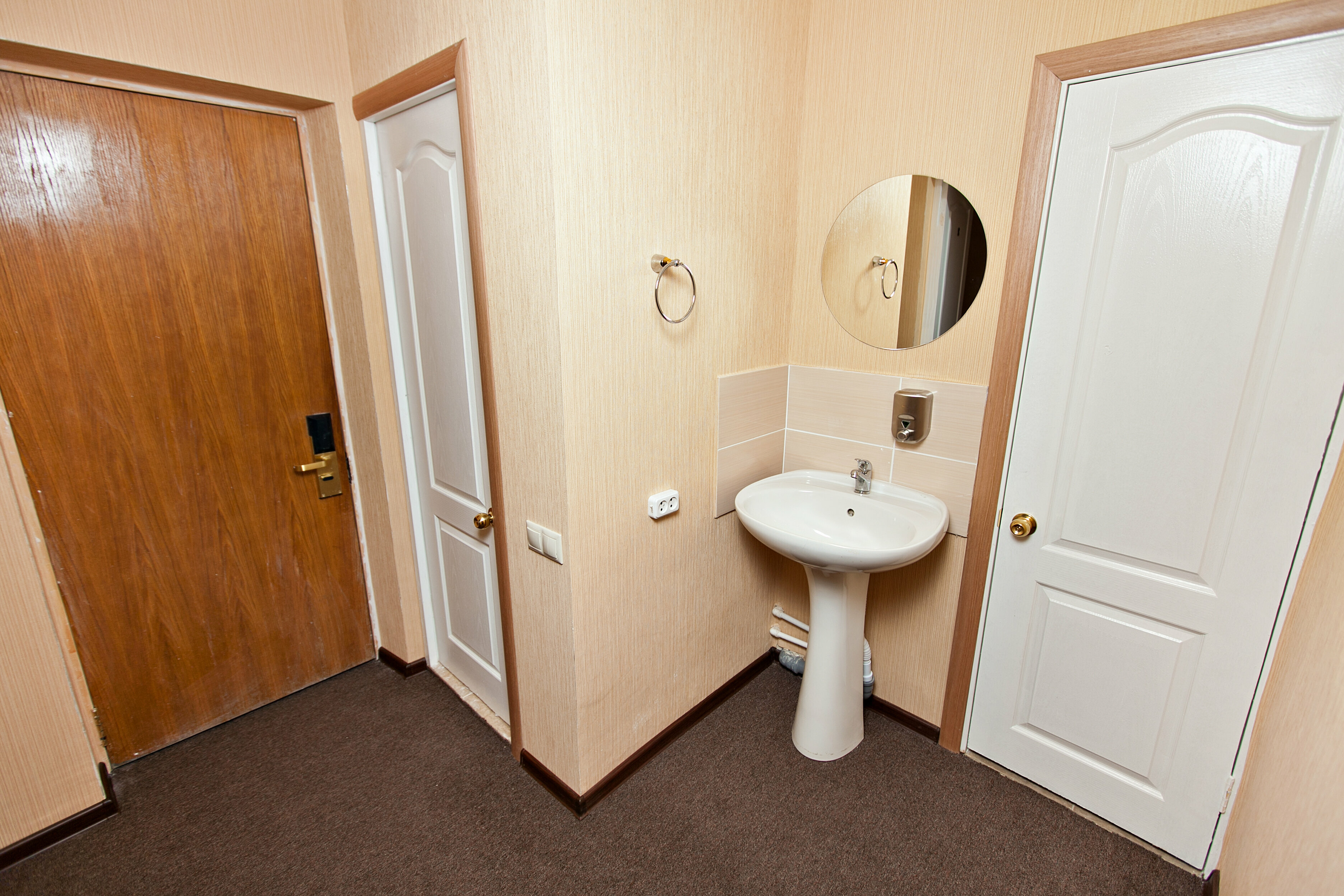 Номер эконом 2 категории с 2 односпальными кроватями (удобства на блок)