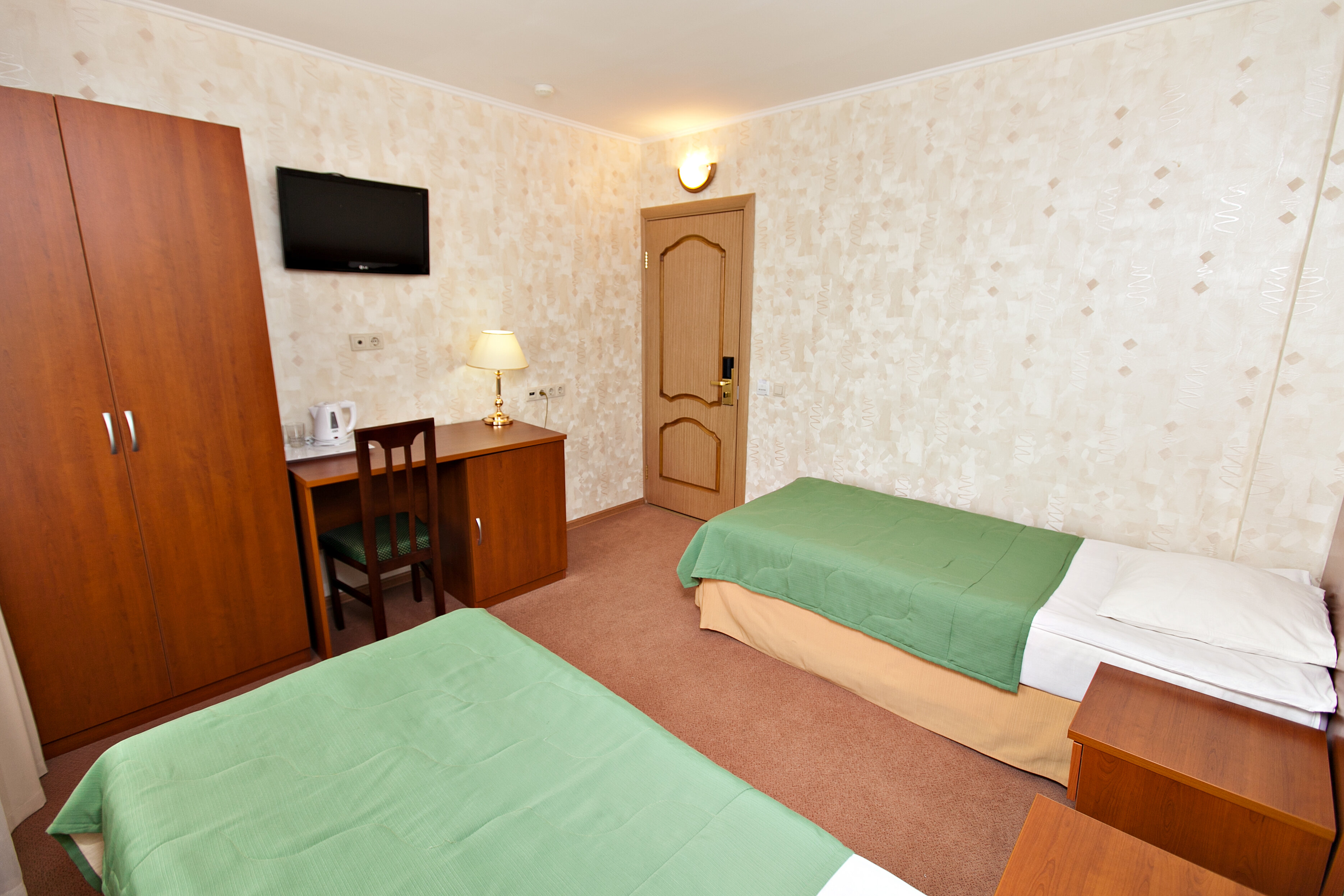 Номер комфорт с 2 односпальными кроватями (удобства на блок)